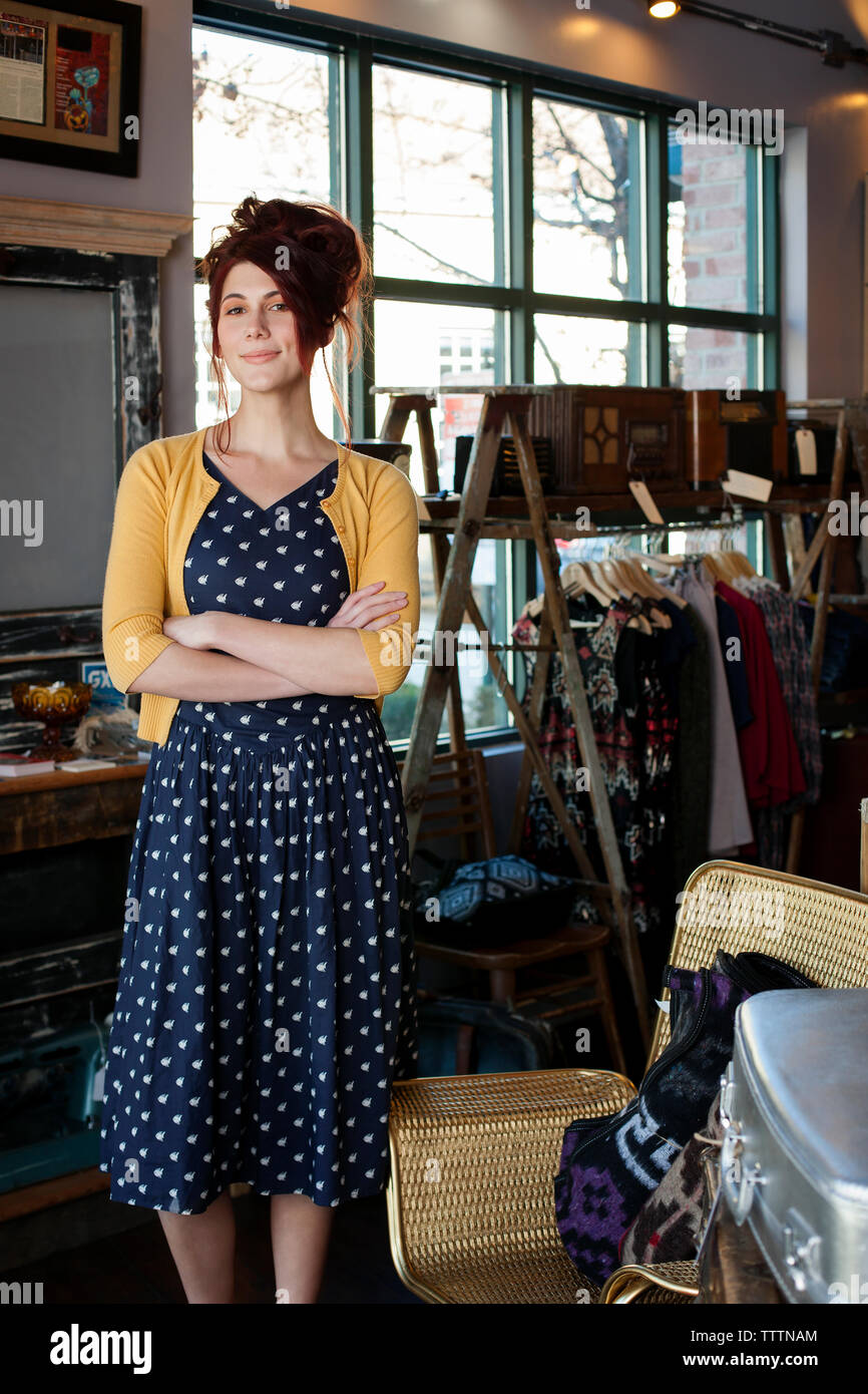 Portrait de femme propriétaire with arms crossed standing in clothing store Banque D'Images