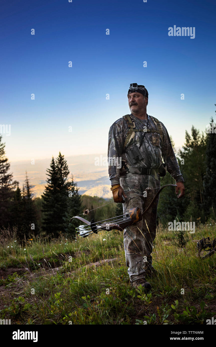 De toute la longueur de chasseur tout en se tenant en forêt Banque D'Images
