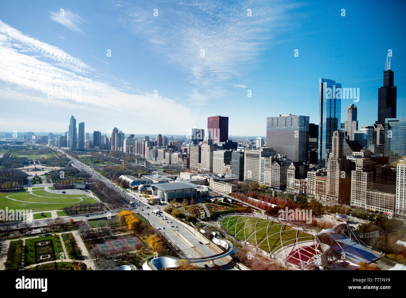 Vue aérienne de cityscape contre ciel nuageux Banque D'Images