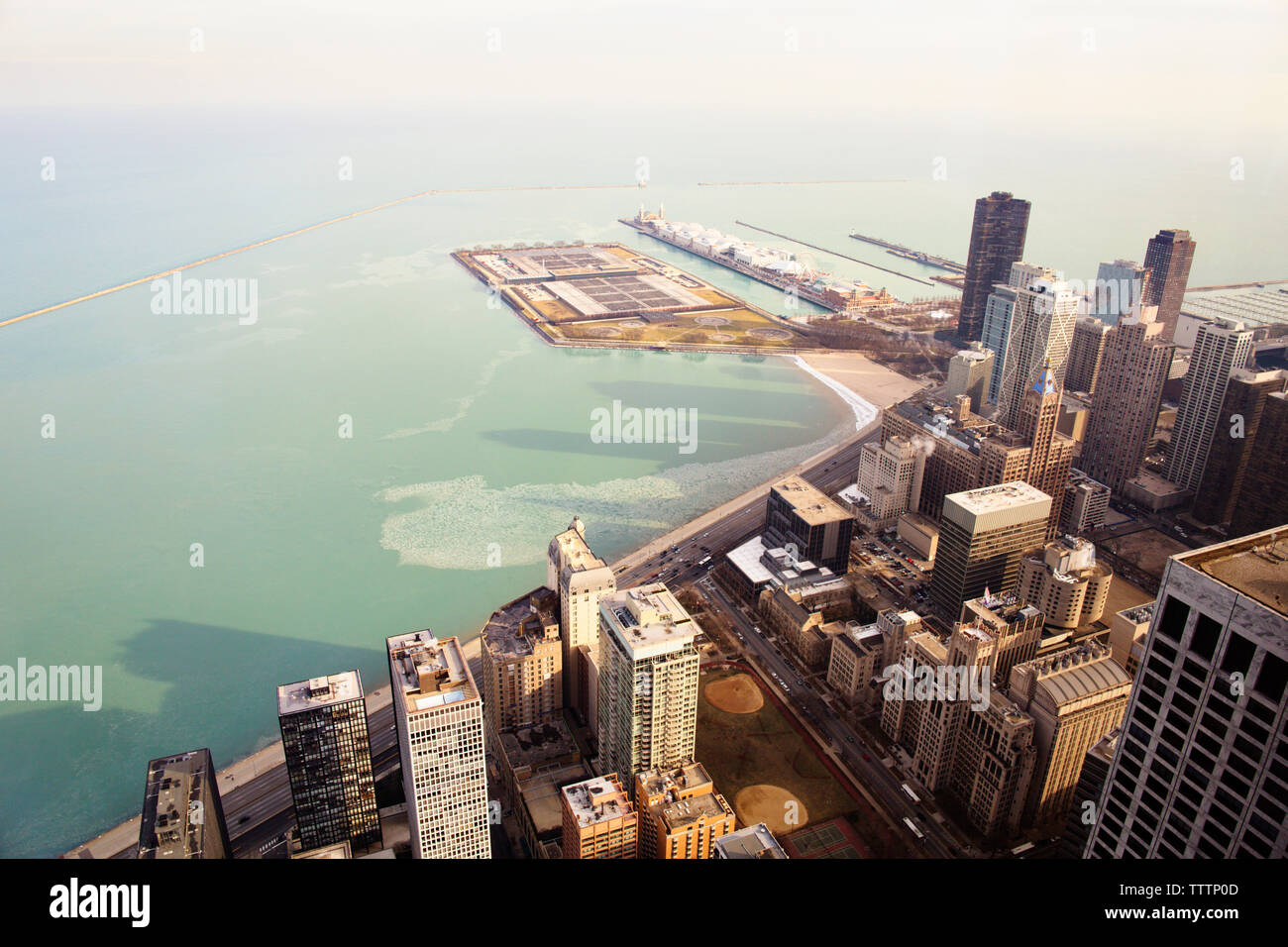 Vue aérienne de la ville par le lac Michigan Banque D'Images