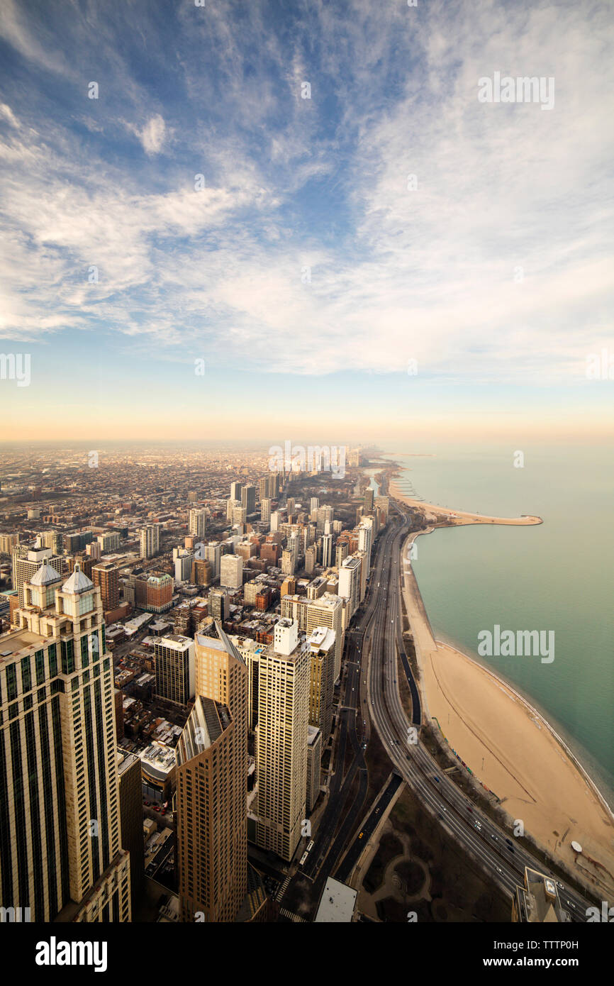 Vue aérienne de la ville par le lac Michigan contre ciel nuageux Banque D'Images