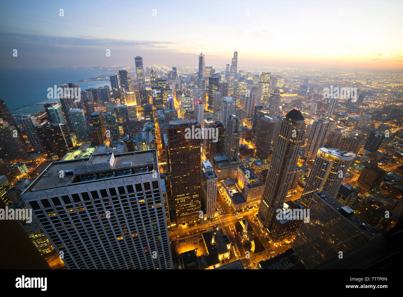 Vue aérienne de la ville illuminée pendant le coucher du soleil Banque D'Images