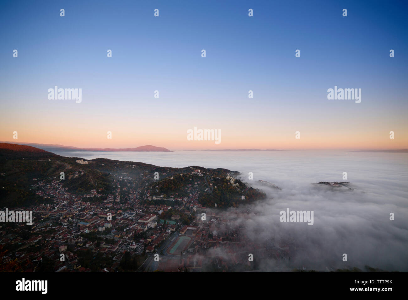 Vue panoramique sur la ville de cloudscape against blue sky Banque D'Images