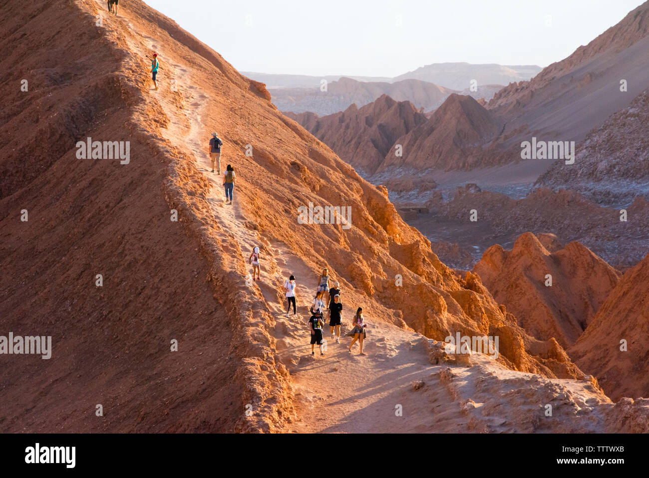 Les touristes en randonnée dans la Valle de la Luna (vallée de la lune), San Pedro de Atacama, région d'Antofagasta, Chili Banque D'Images