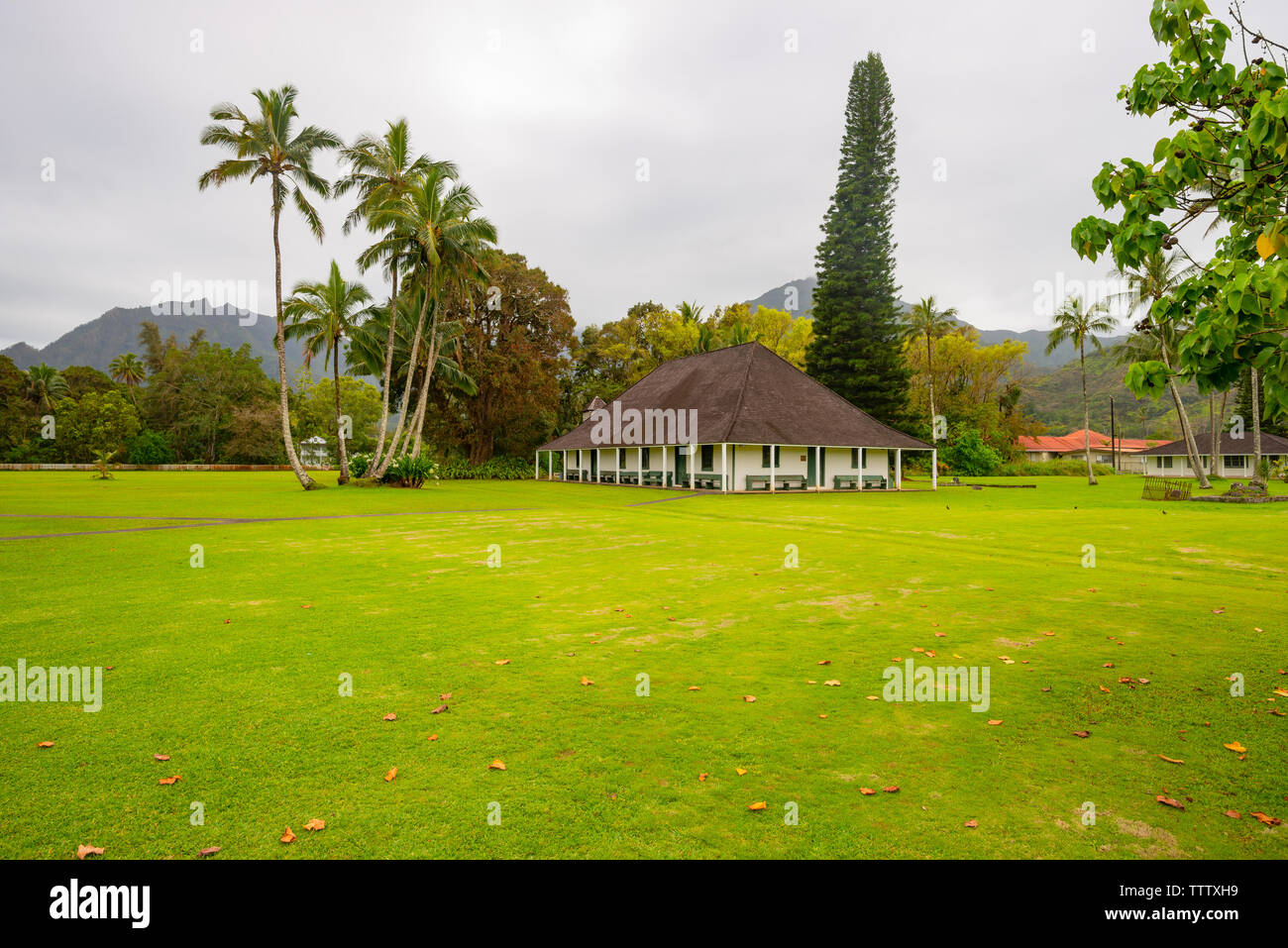 Le Wai'oli mission hall, un bâtiment historique entouré d'un gazon bien entretenu pelouses et arbres tropicaux, dans la ville de Hawaii, Kauai Hanalei. Banque D'Images