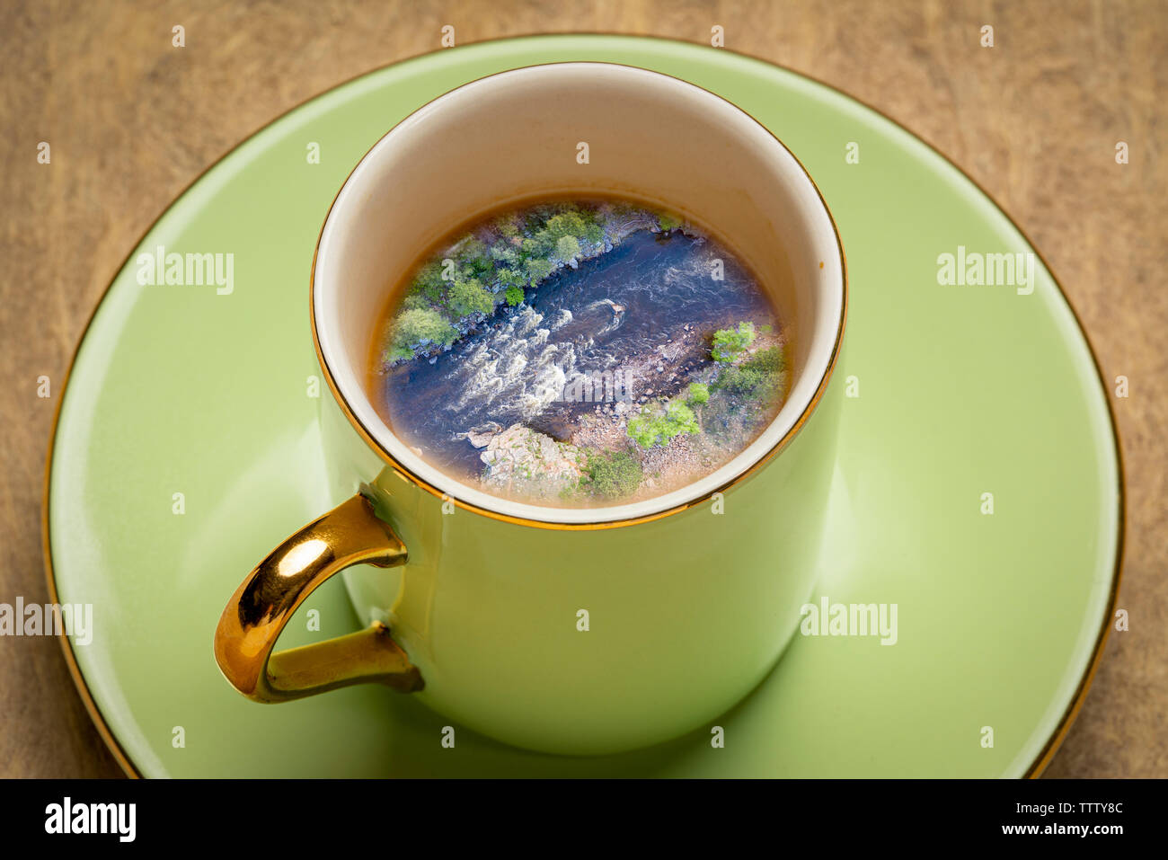 Café dream Whitewater - paysage de rivière à l'intérieur d'une montagne la tasse de café expresso. Banque D'Images