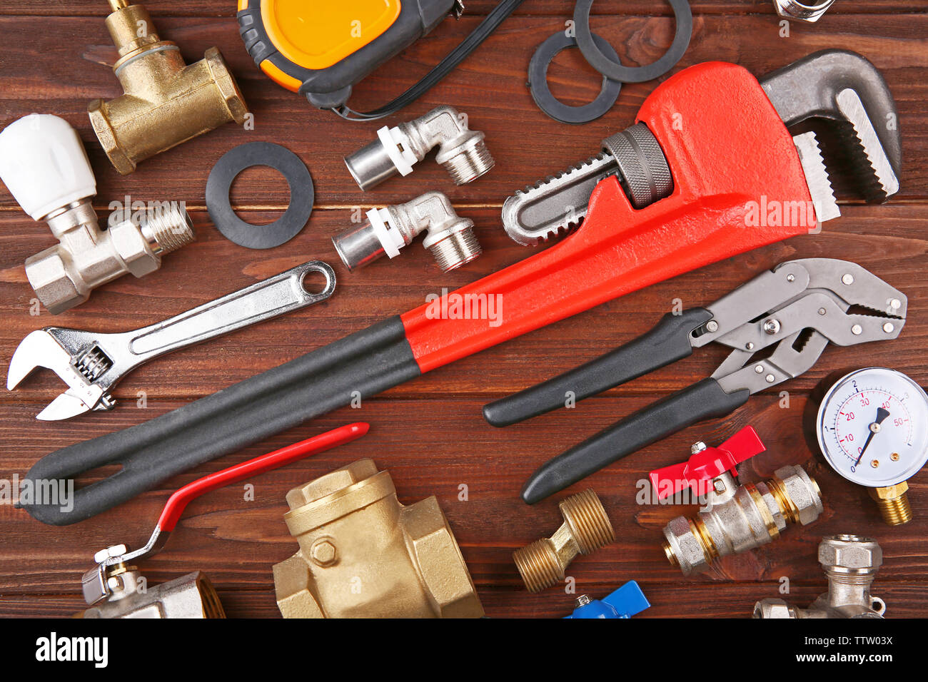 Outils de plombier sur un fond de bois Banque D'Images