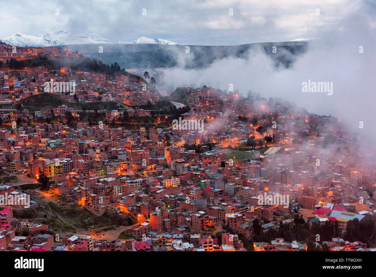 Vue aérienne de la ville de La Paz avec Cordillère des Andes enveloppée de nuages à l'aube, Bolivie Banque D'Images