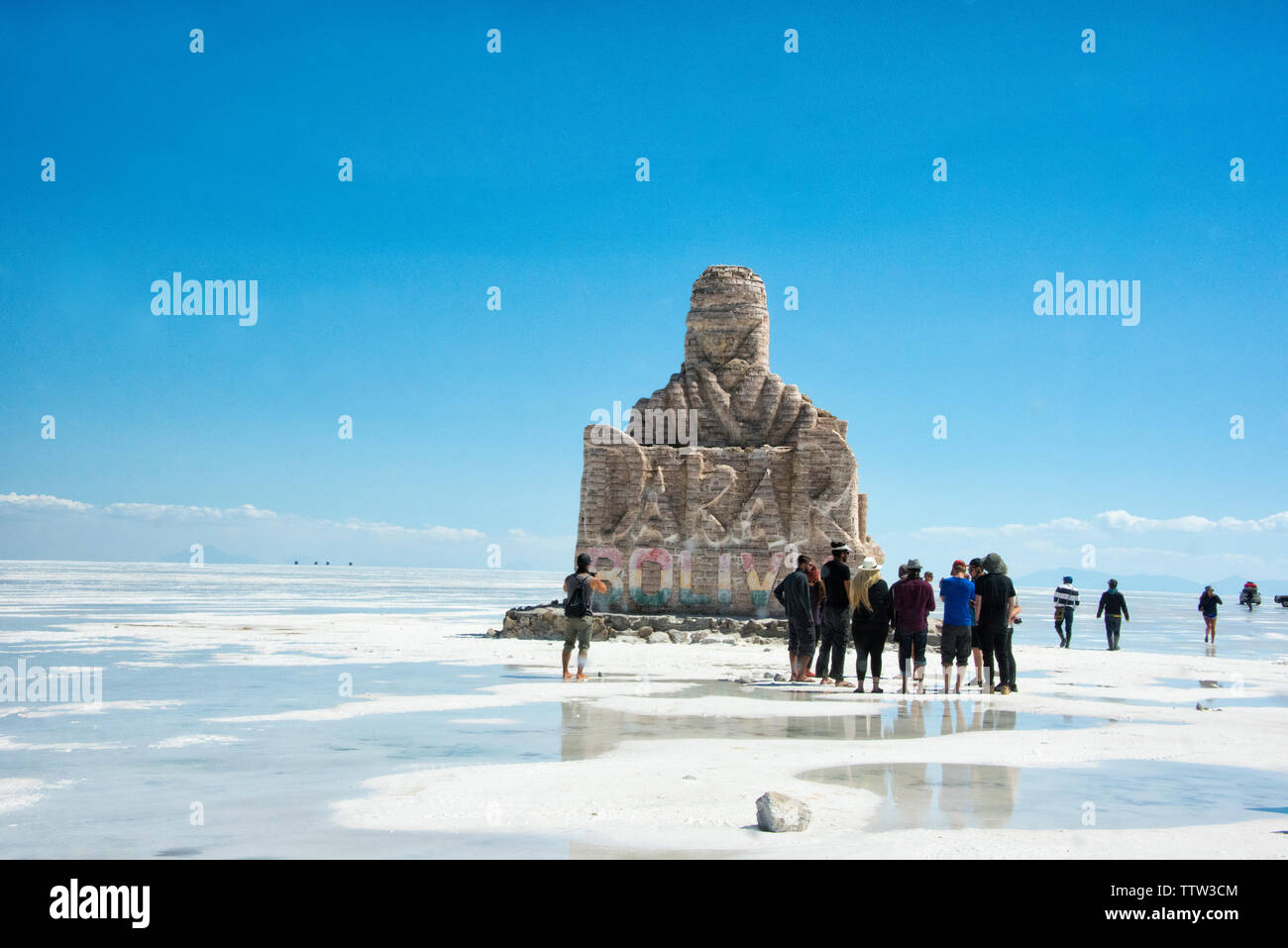 Une statue faite de Dakar Rallye automobile tournoi sur le sel, Salar de Uyuni, Potosi, Bolivie Ministère Banque D'Images