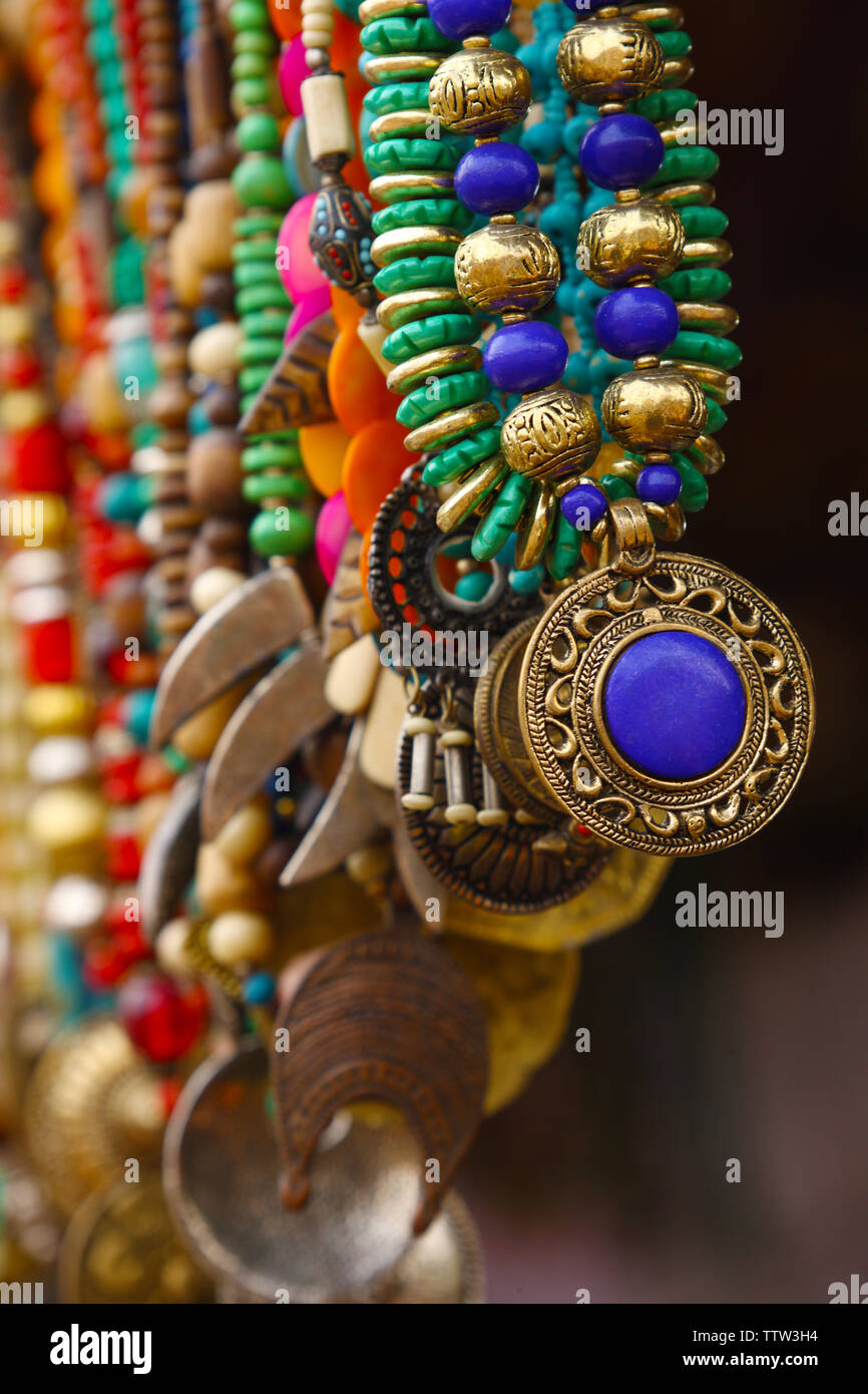 Collier et boucles d'at a market stall, Dilli Haat, New Delhi, Inde Banque D'Images