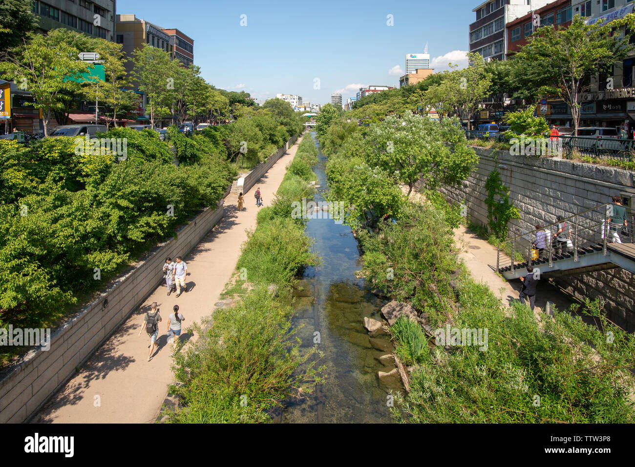 Séoul, Corée du Sud - 31 MAI 2019 : les gens marchent sur des chemins le long de la Cheonggyecheon Stream Banque D'Images