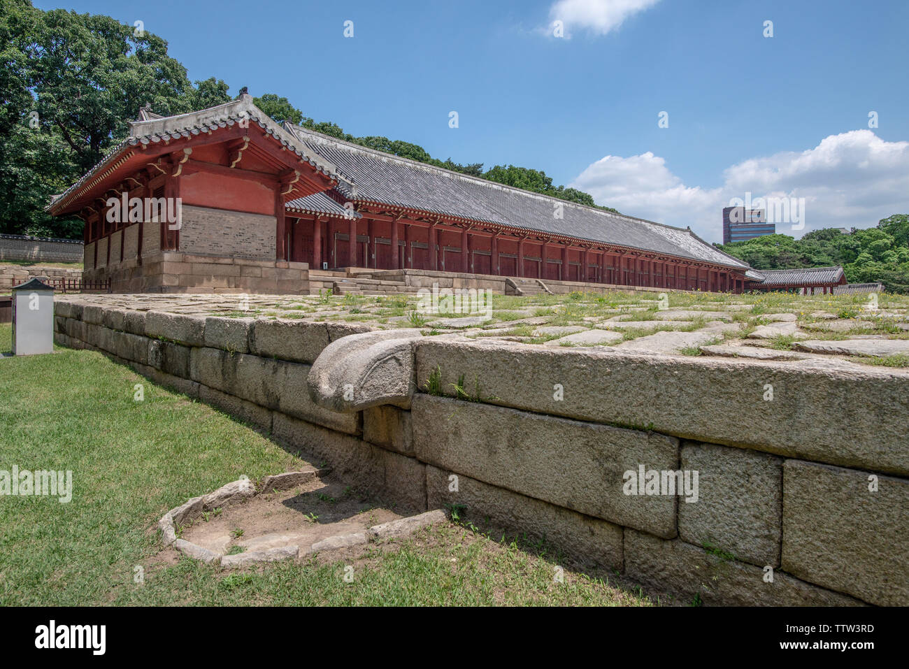 Vue détaillée de l'esplanade en pierre du temple principal, Temple Jongmyo Royal Shrine confucéenne, Séoul, Corée du Sud Banque D'Images