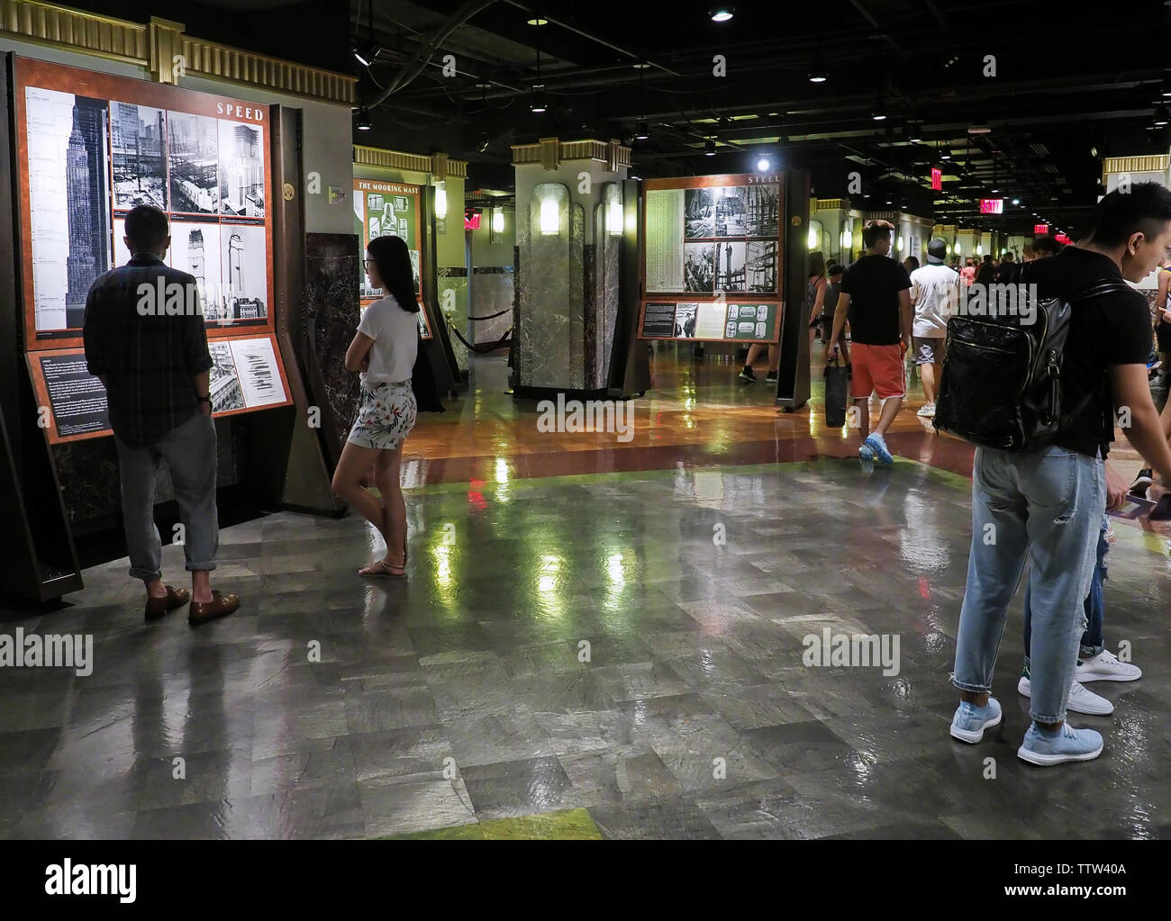 Empire State Building New York City, NY USA. Jul 2017. Les touristes la lecture des informations à propos des origines historiques des bâtiments sur le Programme oser rêver ex Banque D'Images