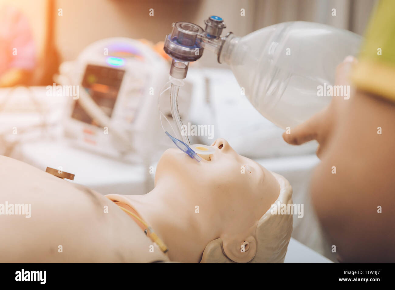 Les étudiants en médecine apprennent à sauver les patients à l'urgence. Formation RCR RCR avec poupée et Ambu Bag Banque D'Images
