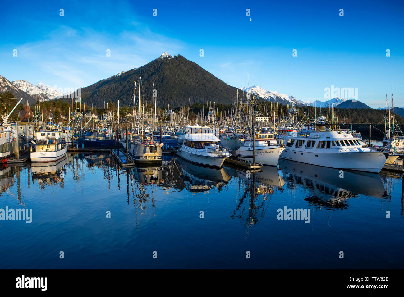 Port de Sitka avec bateaux et leur réflexion et de Mt. Verstovia ; Sitka, Alaska, États-Unis d'Amérique Banque D'Images