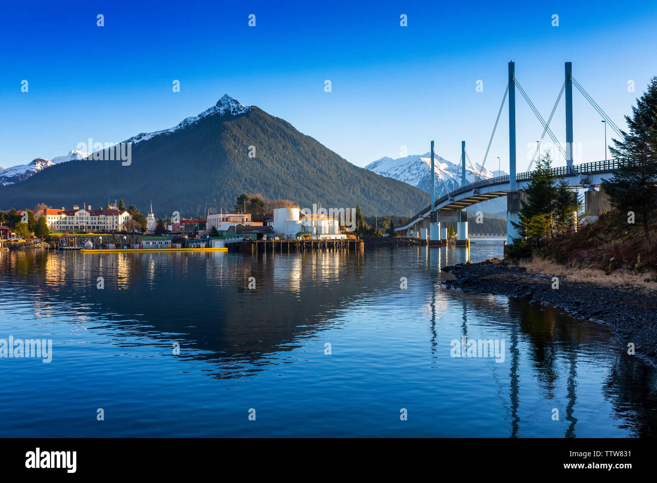 John O'Connell Bridge et de la ville de Sitka en hiver ; Sitka, Alaska, États-Unis d'Amérique Banque D'Images