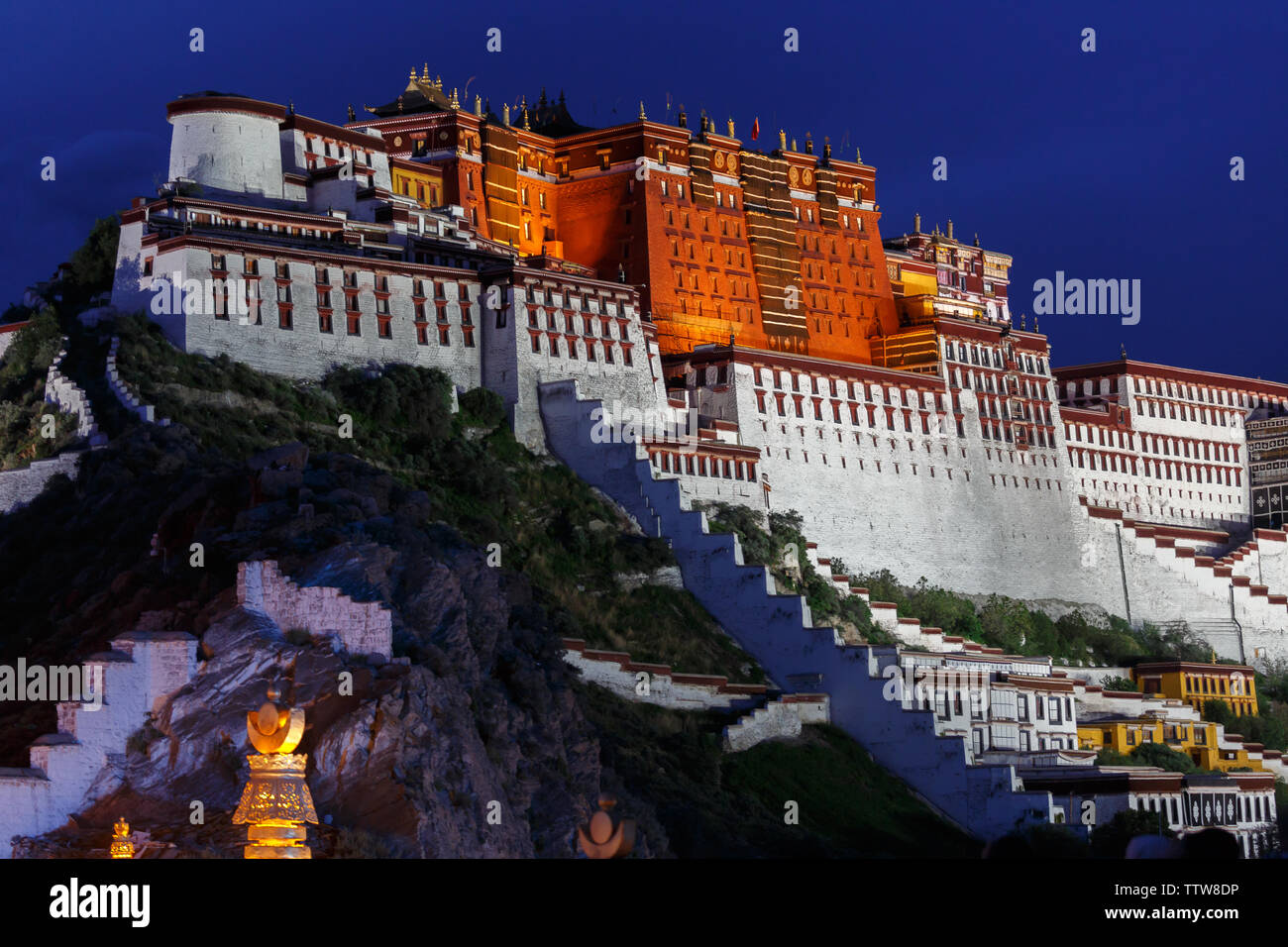 Palais du Potala foncé : Vue de côté de l'accueil du dalaï-lama. La construction du palais a commencé en 1645, le dalaï-lama a déménagé dans le lieu en 1649. Banque D'Images