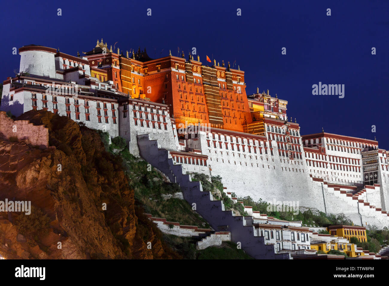 Palais du Potala dans la nuit. Un drapeau chinois brandit au-dessus du palais. Avant accueil du dalaï-lama. Palais du Potala est un Unesco world heritage site. Banque D'Images