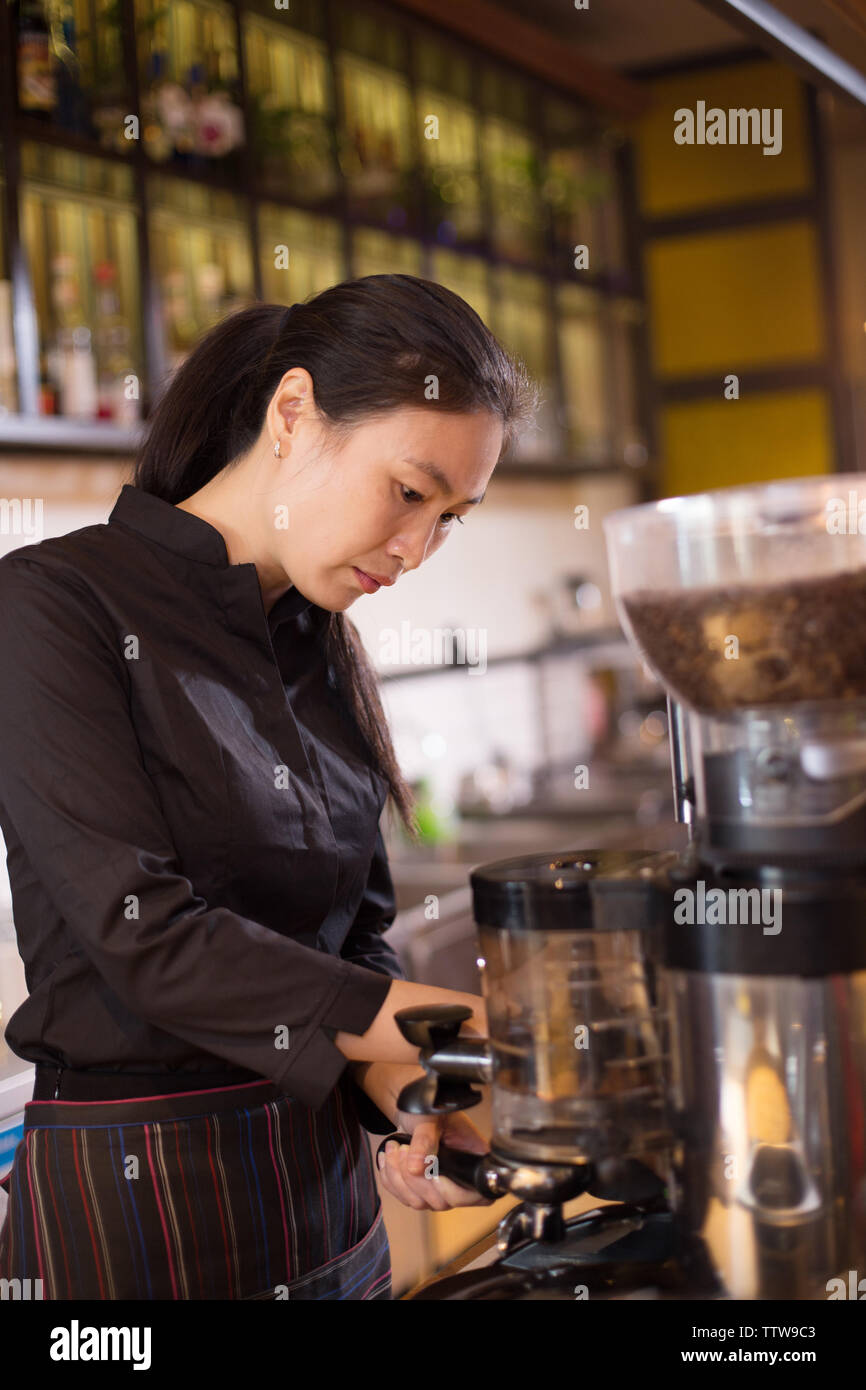 Dans waitress cafe moderne Banque D'Images