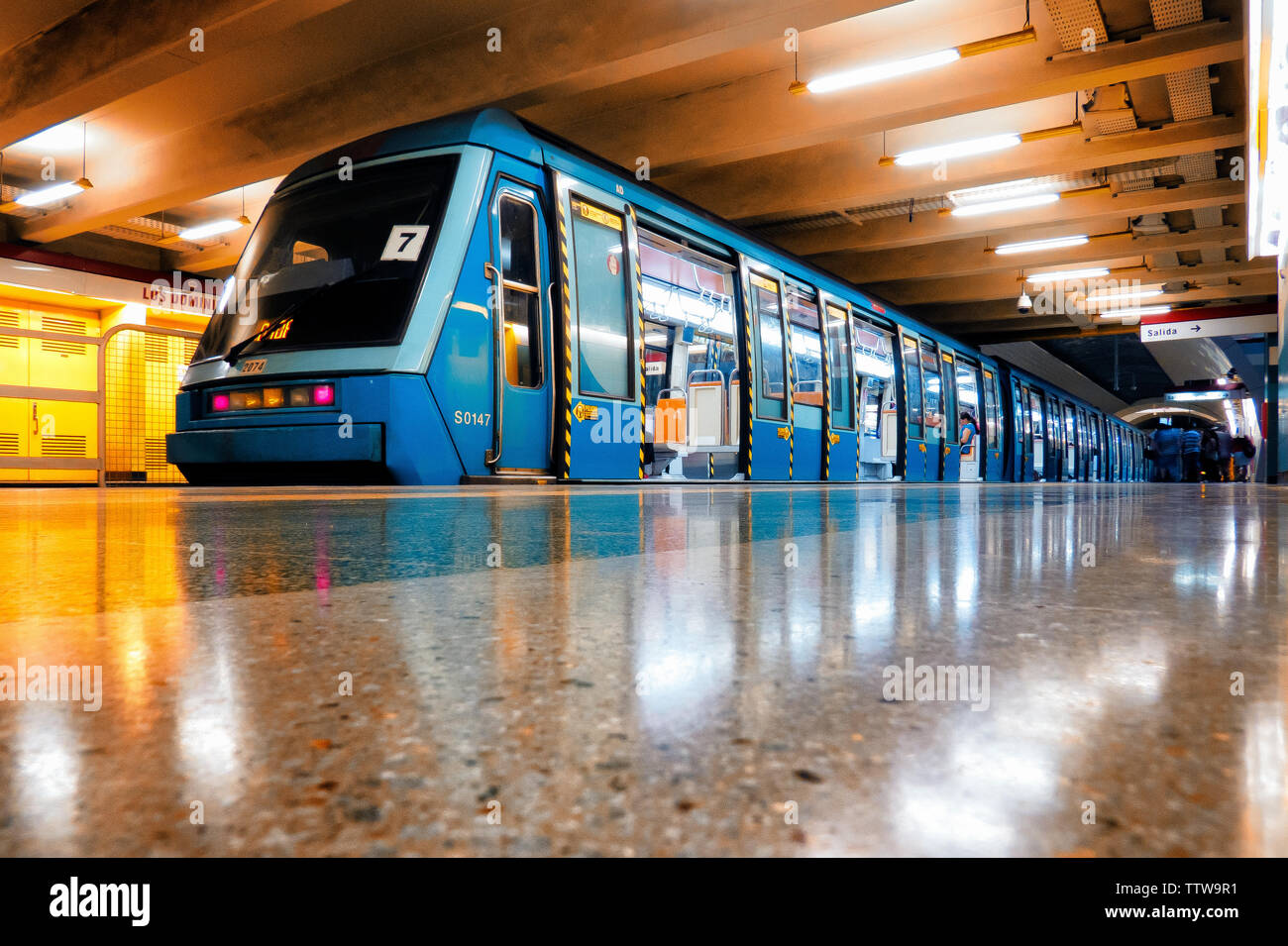 SANTIAGO, CHILI - Janvier 2015 : UN NS93 Metro de Santiago à la station de LOS DOMINICOS Banque D'Images