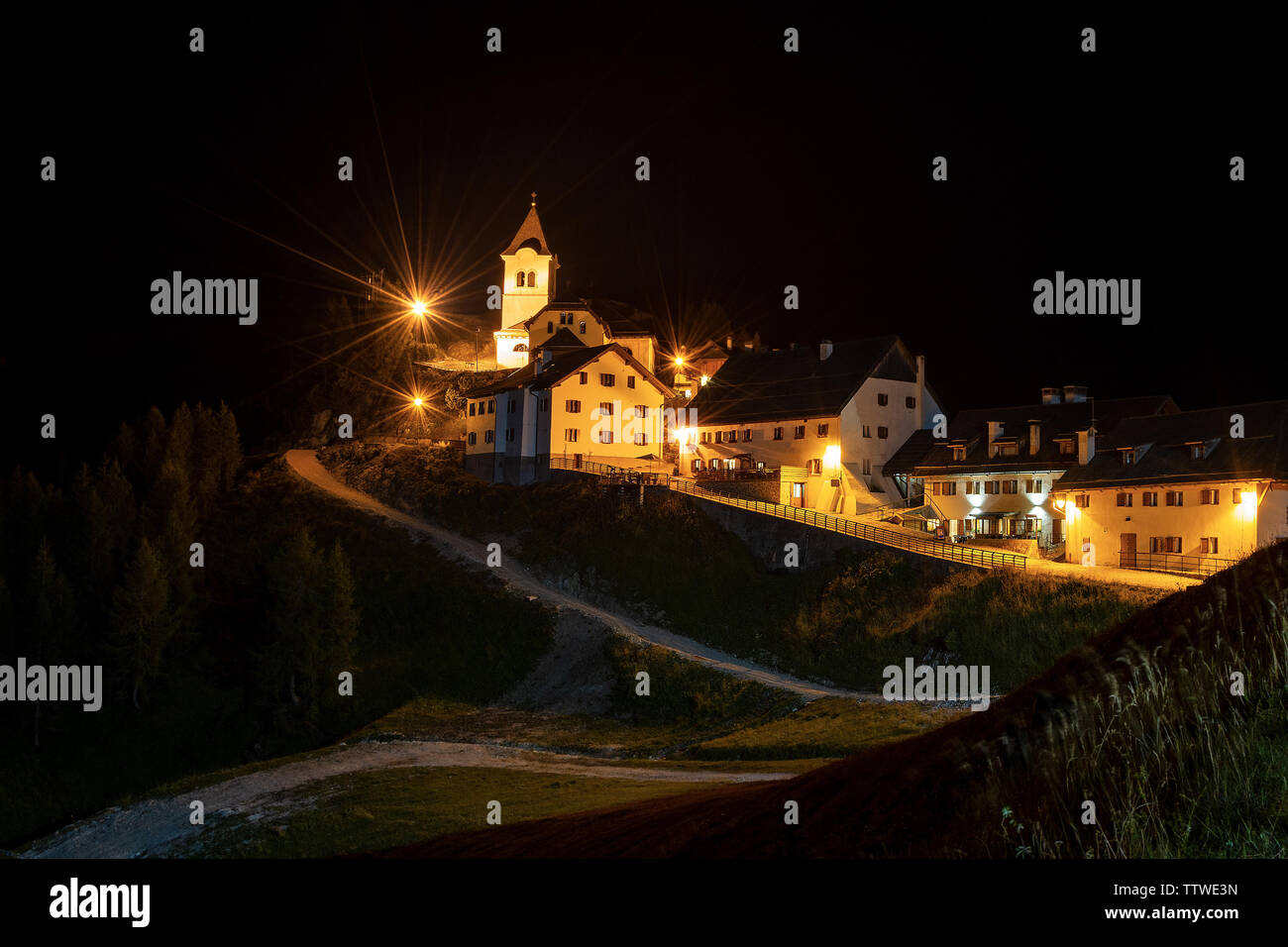 Ancien village de Monte Santo di Lussari (1790 m) la nuit dans les Alpes juliennes. Tarvisio, Friuli Venezia Giulia, Italie, Europe Banque D'Images