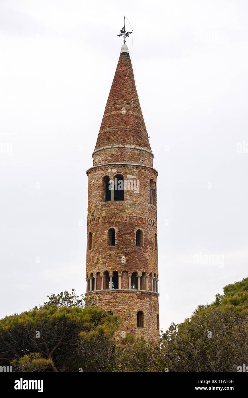 Clocher médiéval (1038) de la cathédrale de Caorle (Santo Stefano Protomartire). La province de Venise, Vénétie, Italie, Europe Banque D'Images