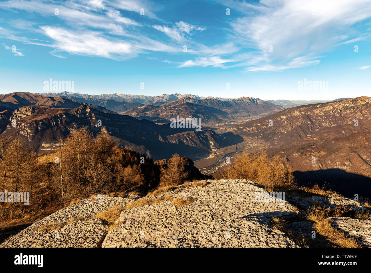 Vallée de l'Adige et Alpes italiennes dans le Parc National d'Adamello Brenta photographié sur le plateau de Lessinia, Vénétie, Trentin, Italie, Europe Banque D'Images