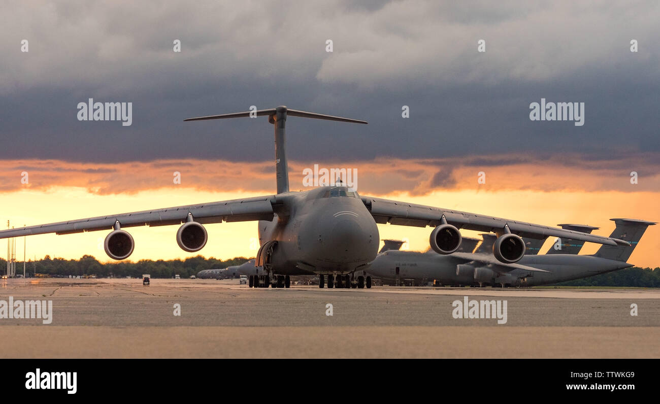 Un C-5M Super Galaxy membre de l'équipage donne le nombre 1 trappe d'évacuation de l'appareil pendant que les taxis en bas de la ligne de vol avant le décollage le 13 juin 2019 à Dover Air Force Base, Del. Le Super Galaxie a décollé comme un orage s'est approché la base. Il y a 18 C-5ms sont affectés à Douvres. (U.S. Air Force photo de Roland Balik) Banque D'Images