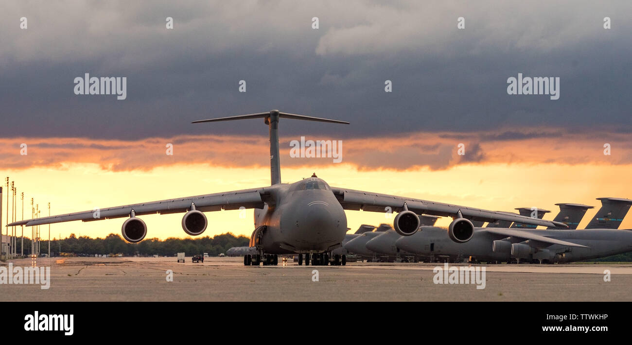 Un C-5M Super Galaxy membre de l'équipage donne le nombre 1 trappe d'évacuation de l'appareil pendant que les taxis en bas de la ligne de vol avant le décollage le 13 juin 2019 à Dover Air Force Base, Del. Le Super Galaxie a décollé comme un orage s'est approché la base. Il y a 18 C-5ms sont affectés à Douvres. (U.S. Air Force photo de Roland Balik) Banque D'Images