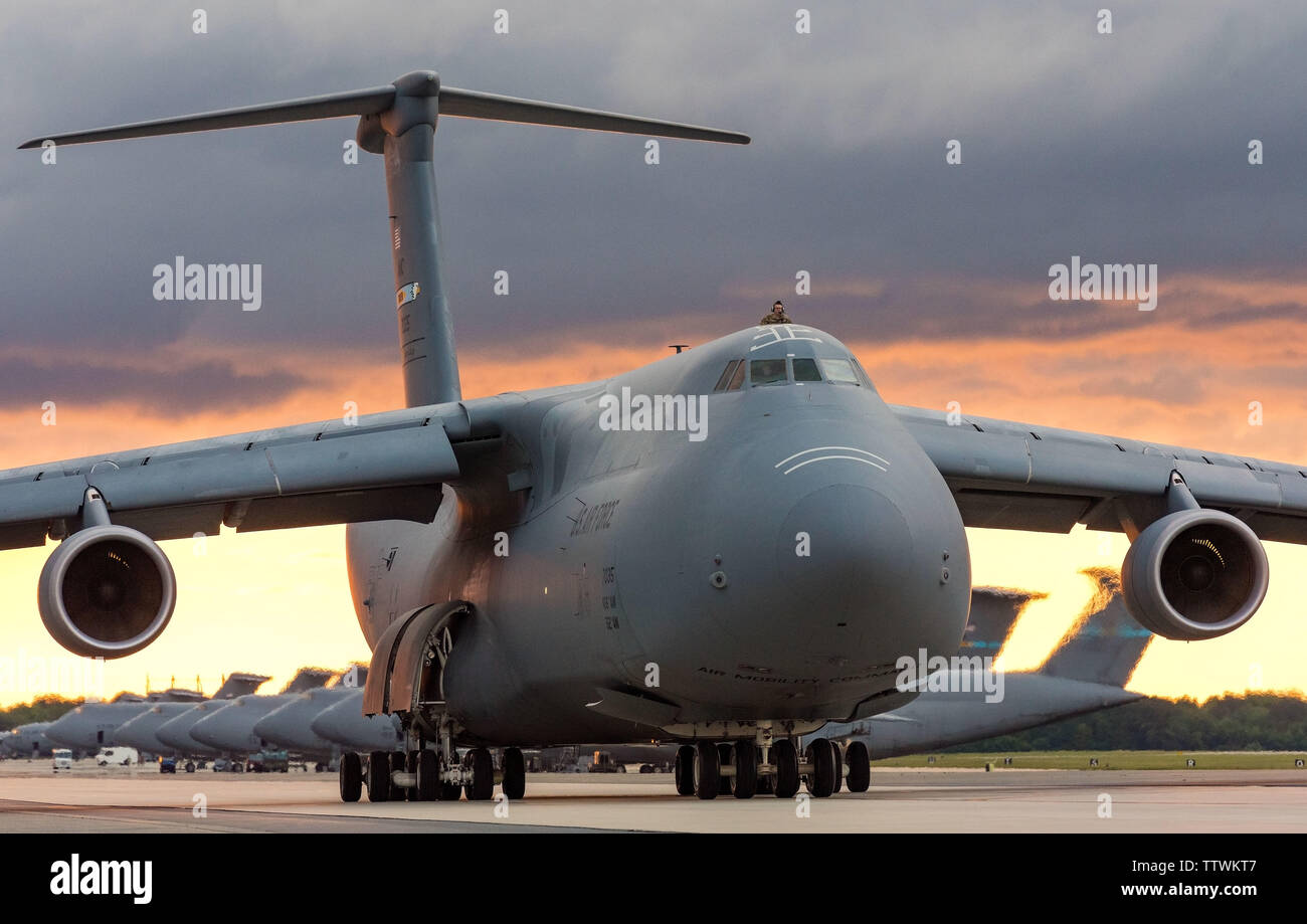 Un C-5M Super Galaxy membre de l'équipage donne le nombre 1 trappe d'évacuation de l'appareil pendant que les taxis en bas de la ligne de vol avant le décollage le 13 juin 2019 à Dover Air Force Base, Del. Le Super Galaxie a décollé comme un orage s'est approché la base. Il y a 18 C-5ms sont affectés à Douvres. (U.S. Air Force photo de Roland Balik) Banque D'Images