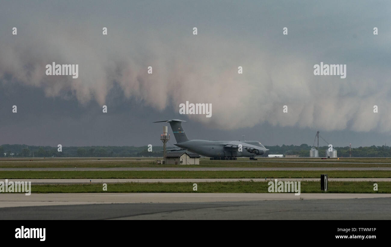 Un C-5M Super Galaxy des taxis à la piste pour se préparer pour le décollage, le 13 juin 2019 à Dover Air Force Base, Del. Le Super Galaxie a décollé comme un orage s'est approché la base. Il y a 18 C-5Ms attribué à Douvres. (U.S. Photo de l'Armée de l'air /Roland Balik) Banque D'Images