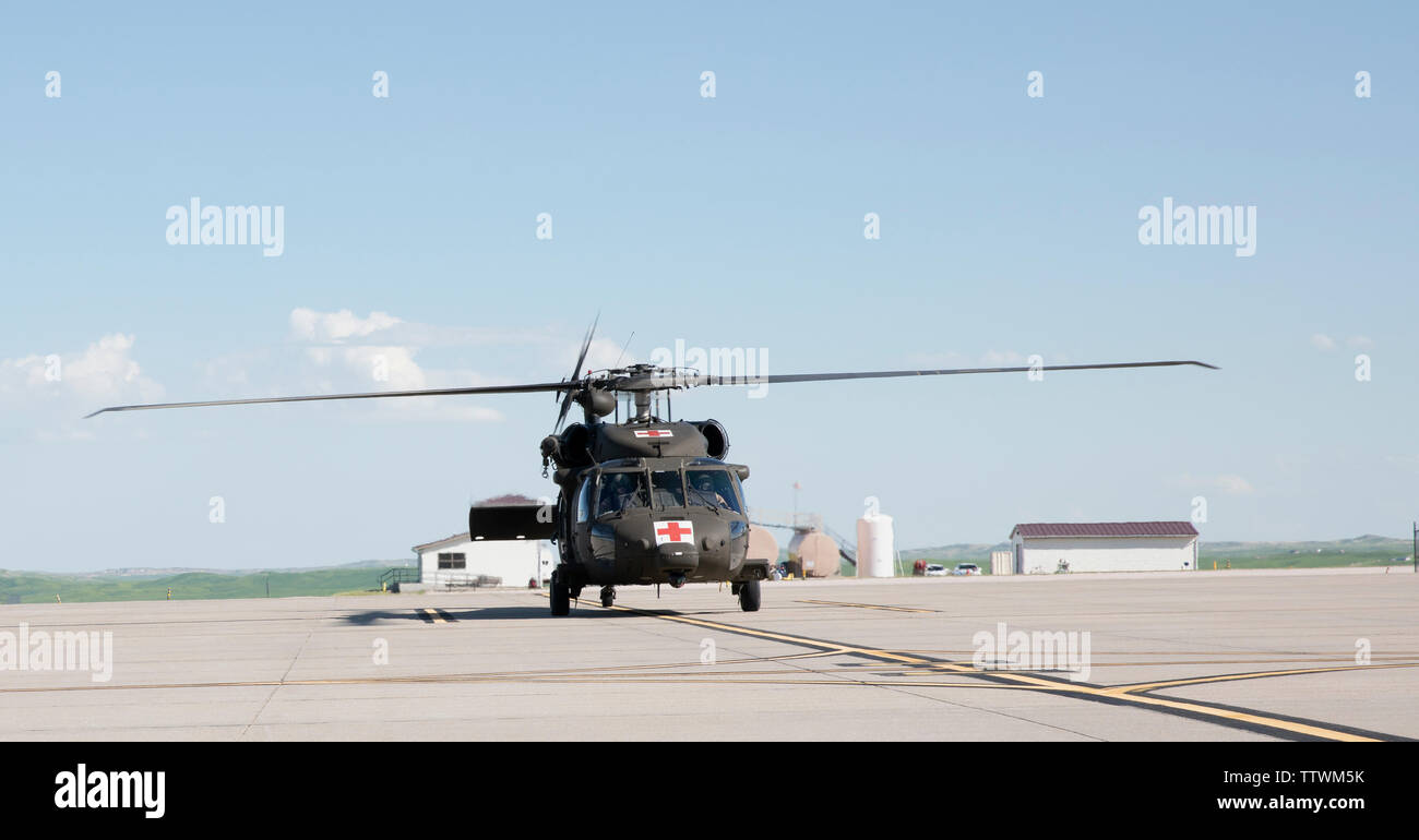 La société C 189e Régiment d'aviation, la Garde nationale du Dakota du Sud, HH-60M Black Hawk se prépare à décoller au cours de l'exercice 2019 Coyote d'or au Rapid City, S.D., 15 juin 2019. L'exercice de formation de Coyote d'or est un trois-phase, axée sur des mises en exercice mené dans le Dakota du Sud et le Wyoming, qui permet de se concentrer sur les commandants de mission besoins essentiels concernant la tâche, les tâches et les exercices de combat guerrier. (U.S. Photo de la réserve de l'armée par la CPS. Bretagne Clark) Banque D'Images