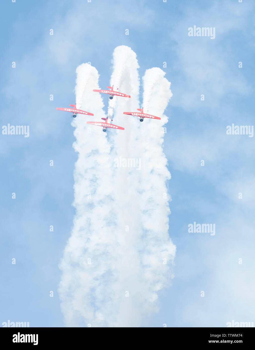 L'équipe acrobatique AeroShell, une équipe de démonstration aérienne qui effectue partout en Amérique du Nord, les mouches en formation le 16 juin 2019, plus de Whiteman Air Force Base, Missouri. L'AeroShell était un de plus de 10 lois durant l 2019 Les Ailes de Whiteman Air and Space Show. (U.S. Photo de l'Armée de l'air par le sergent. Kayla blanc) Banque D'Images