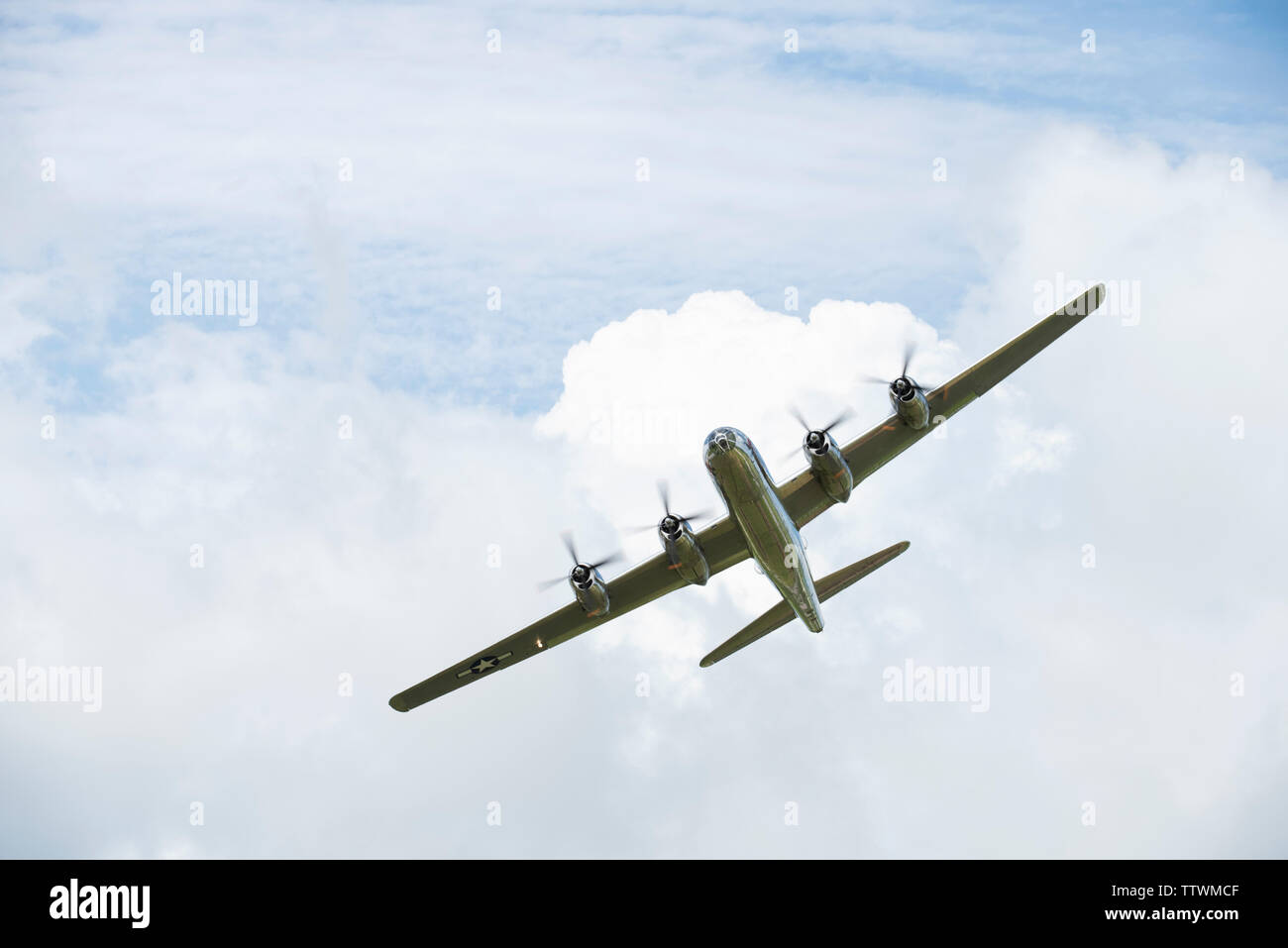 L'un des deux B-29 qui Superfotresses encore activement aujourd'hui à la mouche monte sur Whiteman Air Force Base, Alabama, le 16 juin 2019. Le B-29 est un moteur à quatre bombardiers lourds à hélices conçu par Boeing et piloté principalement par les États-Unis durant la Seconde Guerre mondiale et la guerre de Corée.(U.S. Photo de l'Armée de l'air par le sergent. Kayla blanc) Banque D'Images