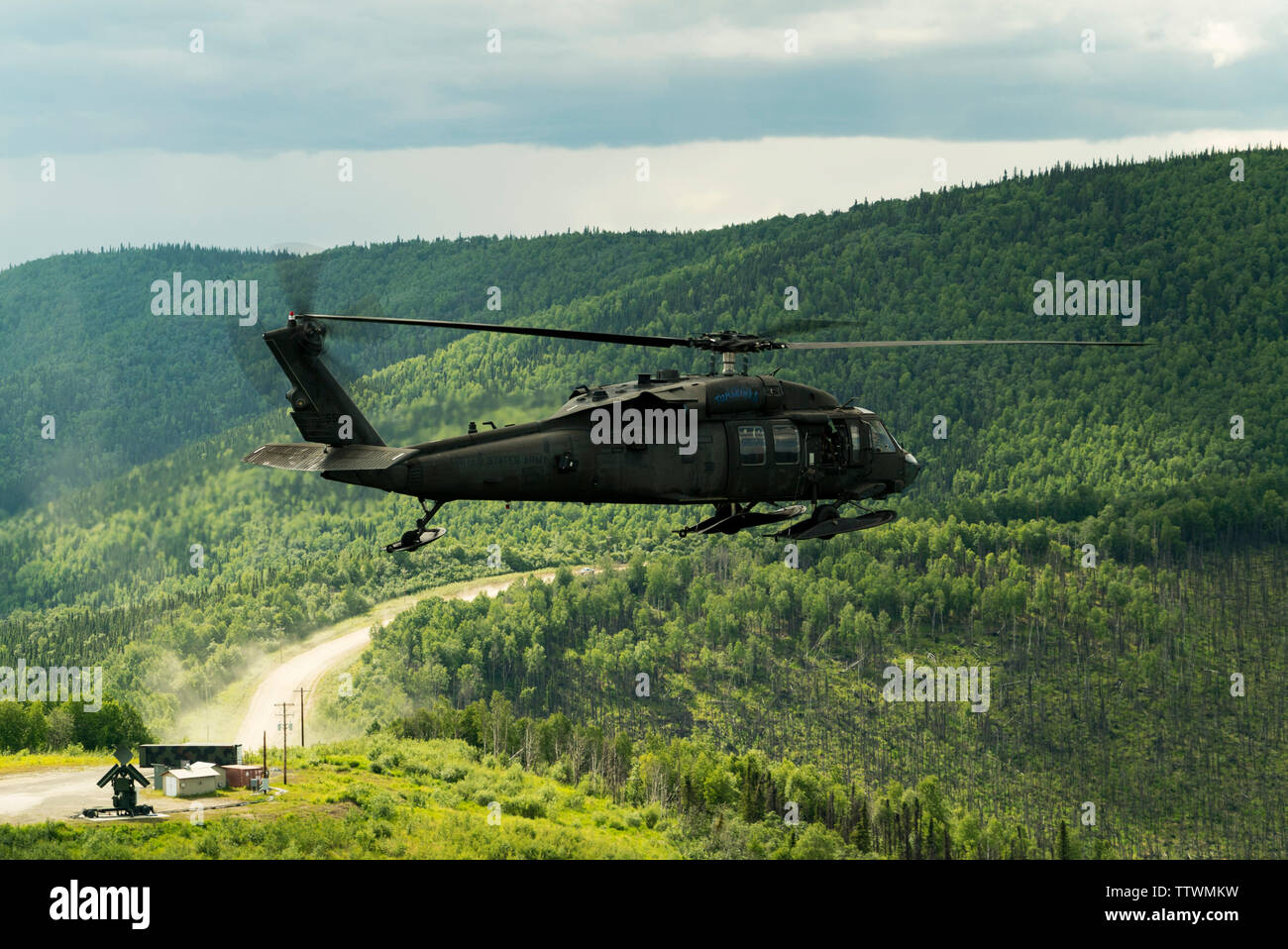 L'ARMÉE AMÉRICAINE UN UH-60 Black Hawk, attribué à 1-52 Aviation Regiment, la Compagnie Alpha, quitte la zone d'entraînement de la Yakima près de Eielson Air Force Base, en Alaska, à retourner à Fort Wainwright, Alaska, après avoir terminé les opérations de formation au cours de l'exercice Red Flag Alaska-19-2, Juin 13, 2019. RF-A est un Pacific Air Forces-parrainé exercice conçu pour fournir un entraînement réaliste dans un environnement de combat simulé. (U.S. Air Force photo par le Sgt. Burt Traynor) Banque D'Images