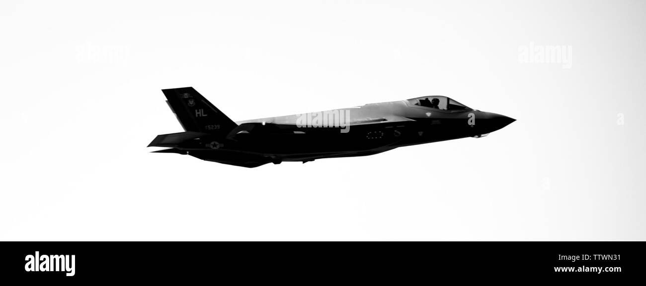 Un F-35A Lightning II affecté à la 388e Escadre de chasse, Hill Air Force Base, Utah, effectue un vol au-dessus de la Base Aérienne de Los Llanos, Espagne 10 juin 2019, dans le cadre de la cours de pilotage du programme Leader tactique. Comme les F-35 sont actuellement en poste en Europe, dans le cadre d'une trousse de sécurité Théâtre pour accroître l'interopérabilité entre les alliés de l'OTAN et d'intégrer les quatrième et cinquième génération de capacités des aéronefs. (U.S. Photo par marine Spécialiste de la communication de masse 2e classe Evan Parker) Banque D'Images