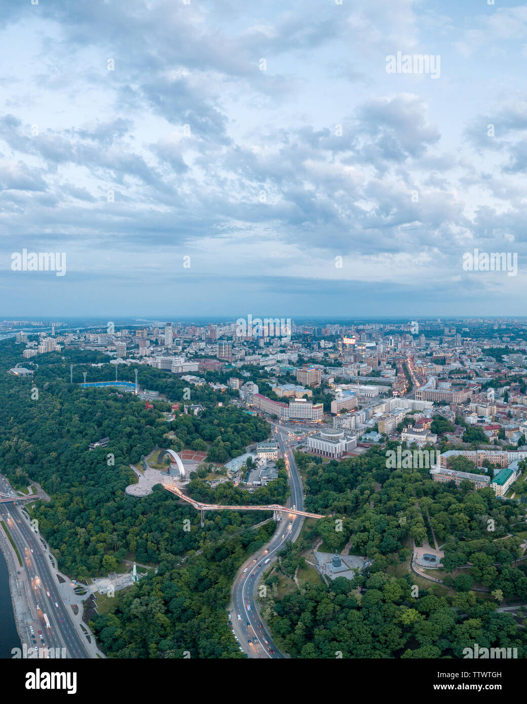 Vue aérienne du nouveau pont en verre à Kiev dans la nuit Banque D'Images