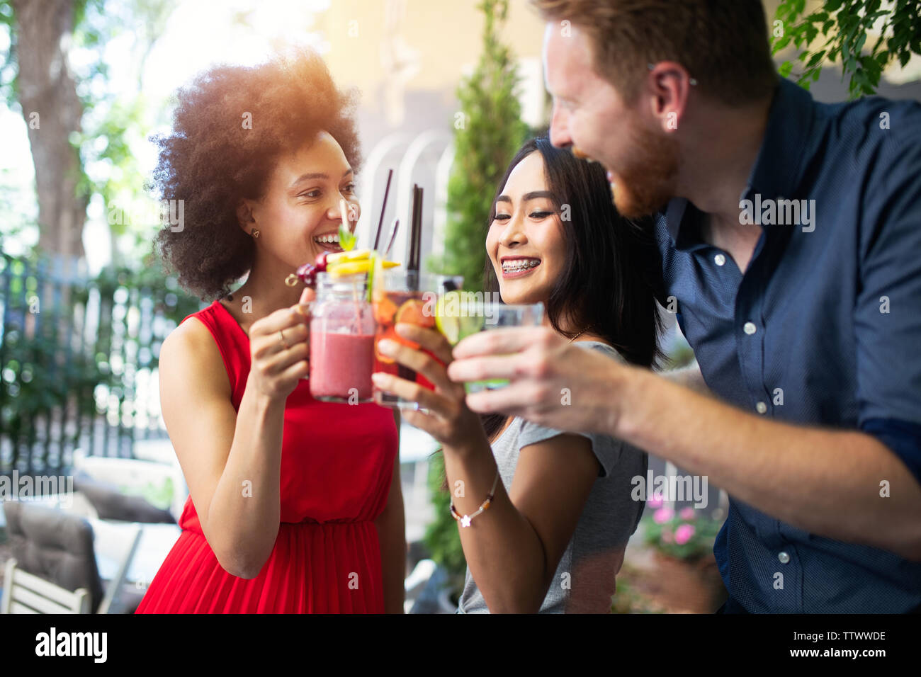 Groupe d'amis s'amuser ensemble. Les gens qui parlent de rire et de profiter de leur temps Banque D'Images