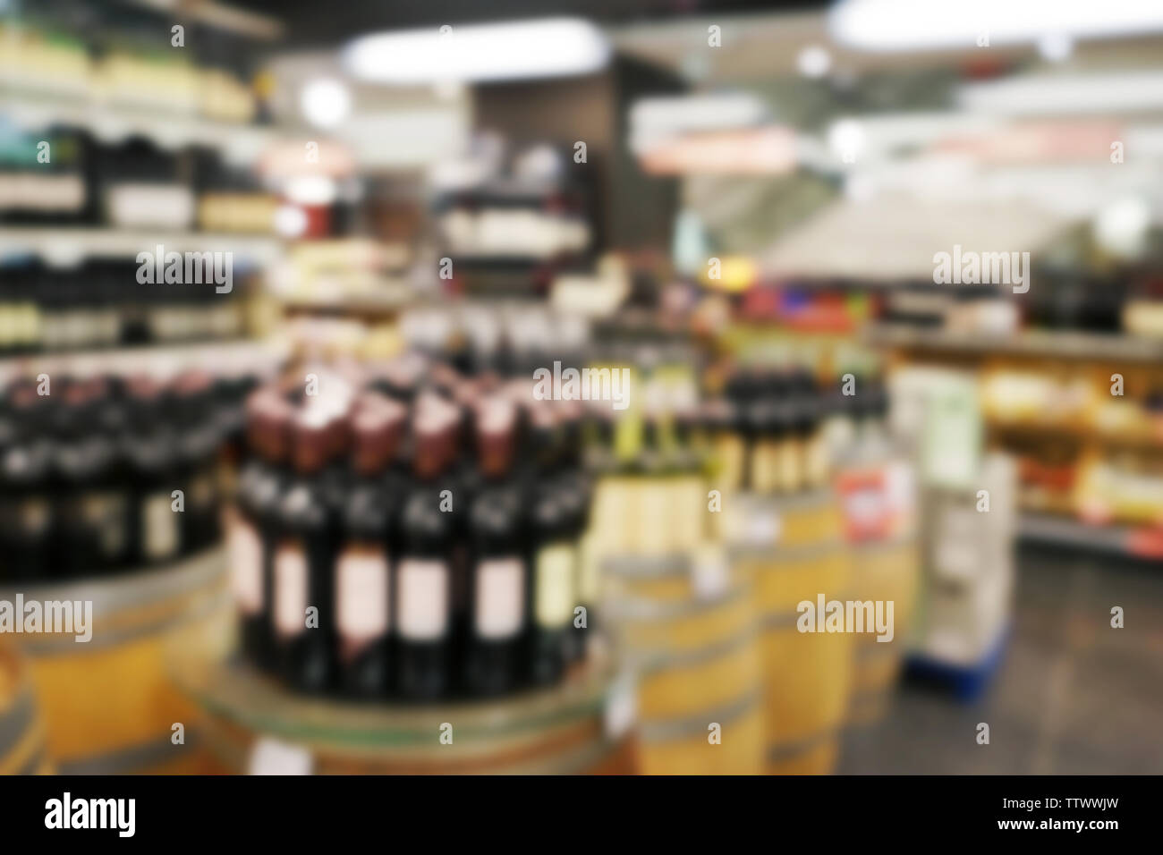 Arrière-plan flou de différents types d'alcool sur des étagères au supermarché Banque D'Images