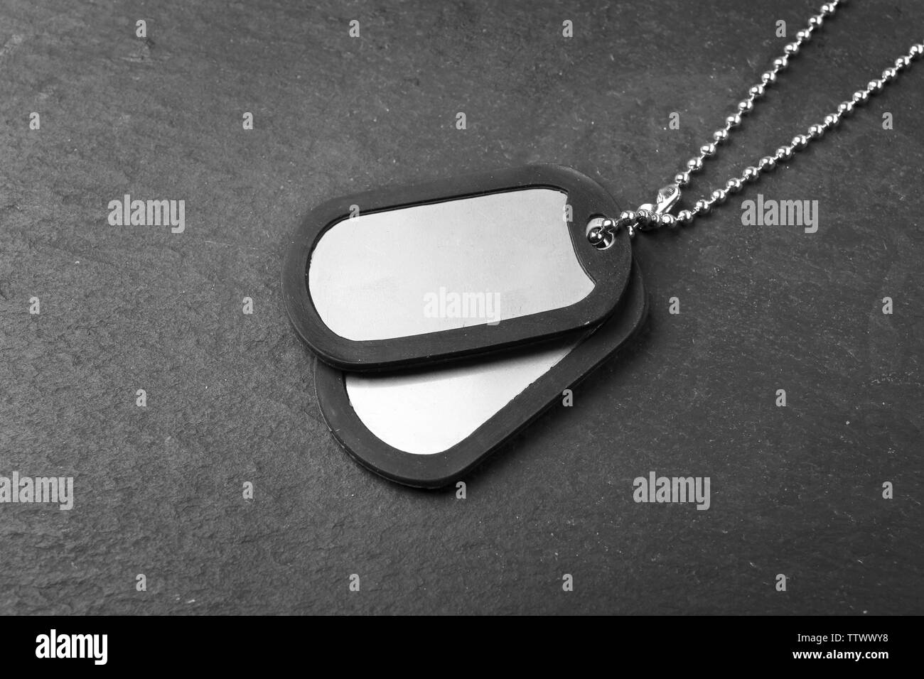 Les étiquettes d'identification militaire sur fond sombre Banque D'Images