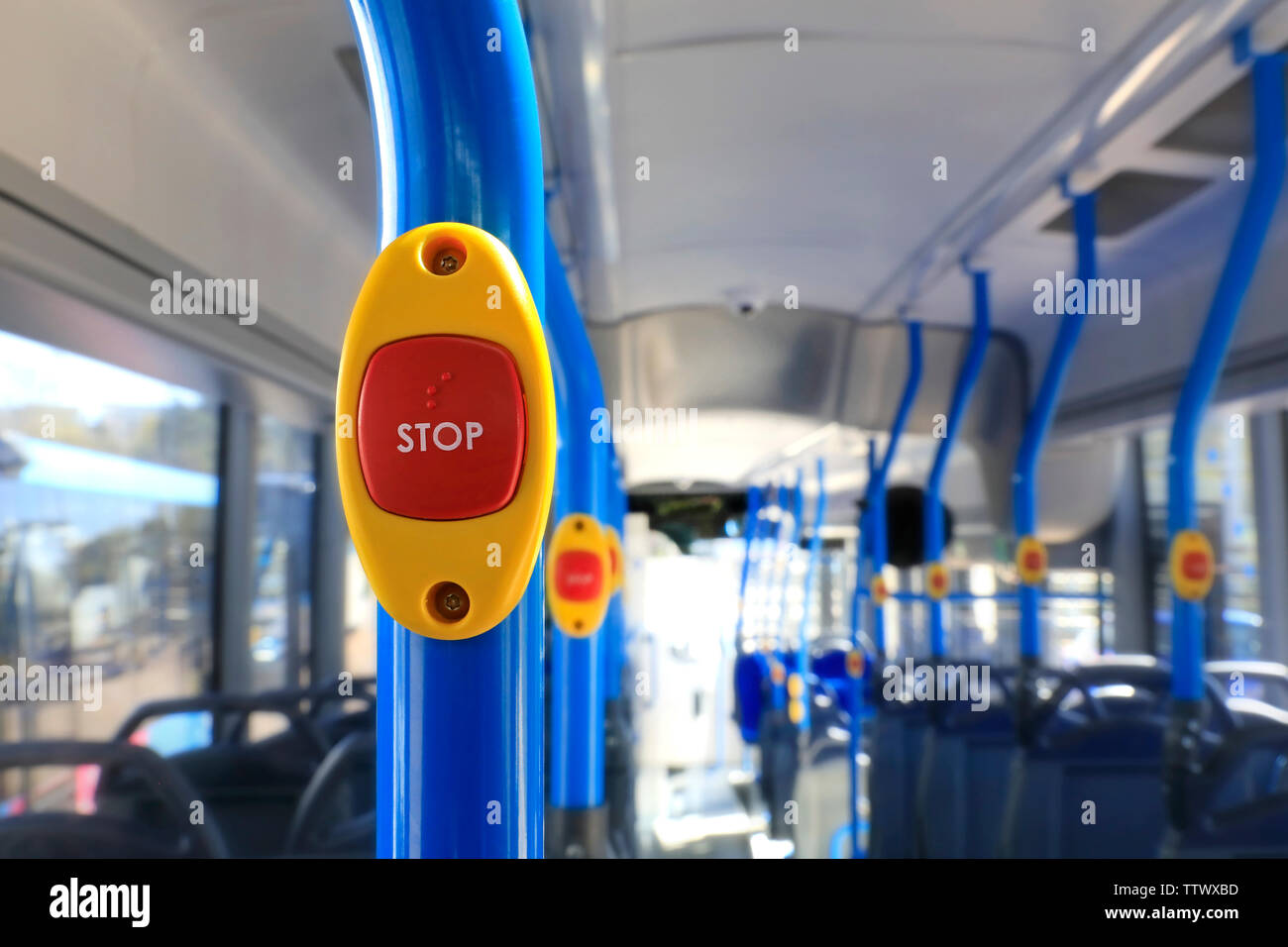 Bouton d'arrêt dans une nouvelle couleur, autobus de ville. Banque D'Images