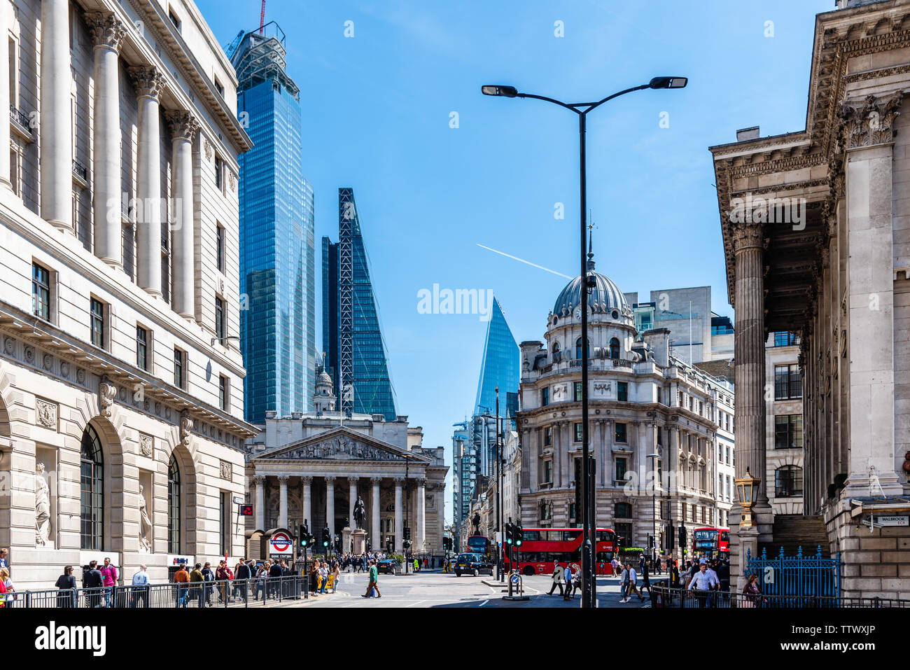 Londres, Royaume-Uni - 14 mai 2019 : paysage urbain du quartier financier, à proximité de la Banque d'Angleterre d'une journée ensoleillée Banque D'Images