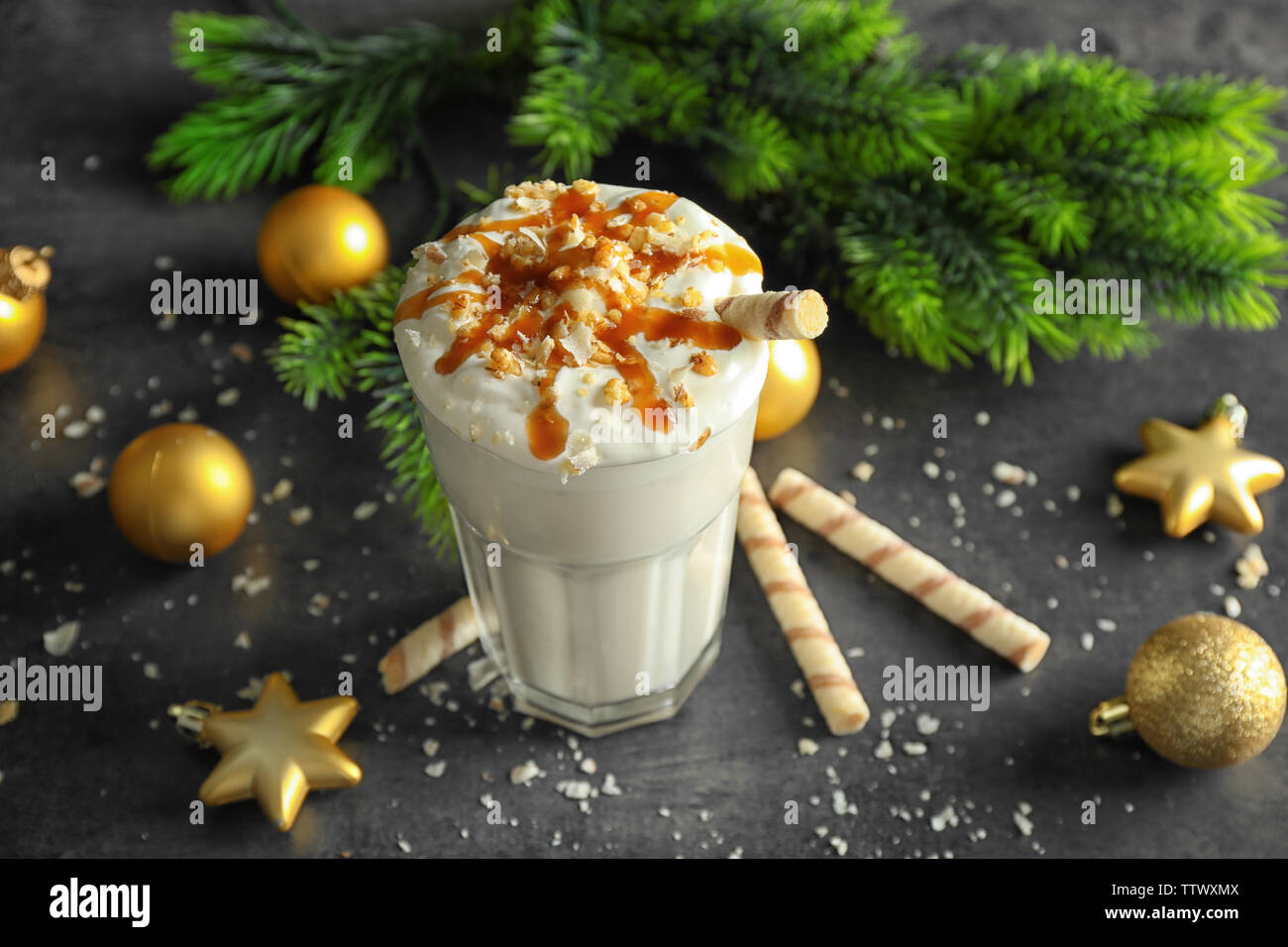 De délicieux milk-shake avec décoration de Noël sur fond texturé gris Banque D'Images