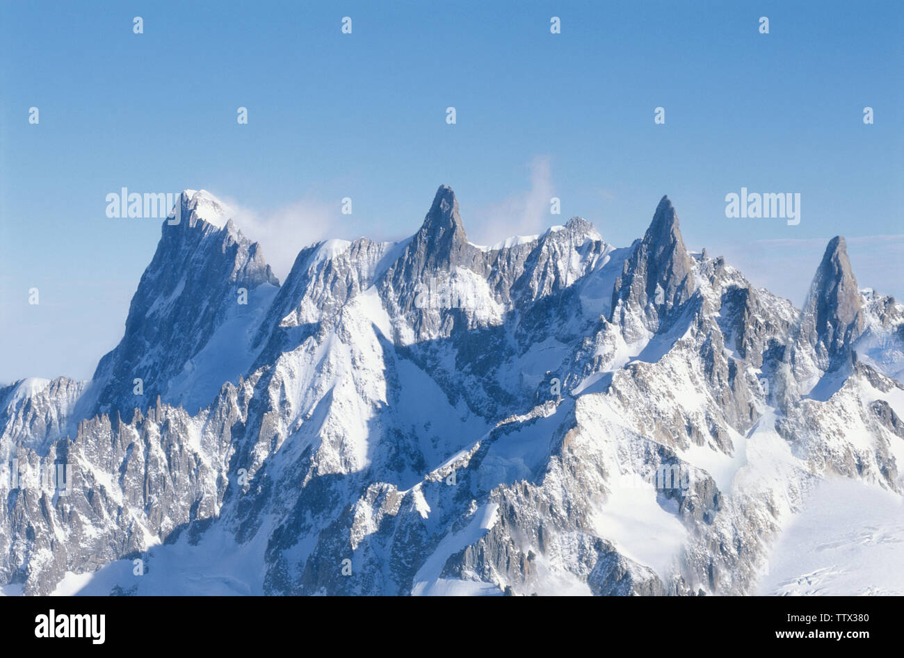 Vue panoramique sur la chaîne de montagnes enneigée Banque D'Images