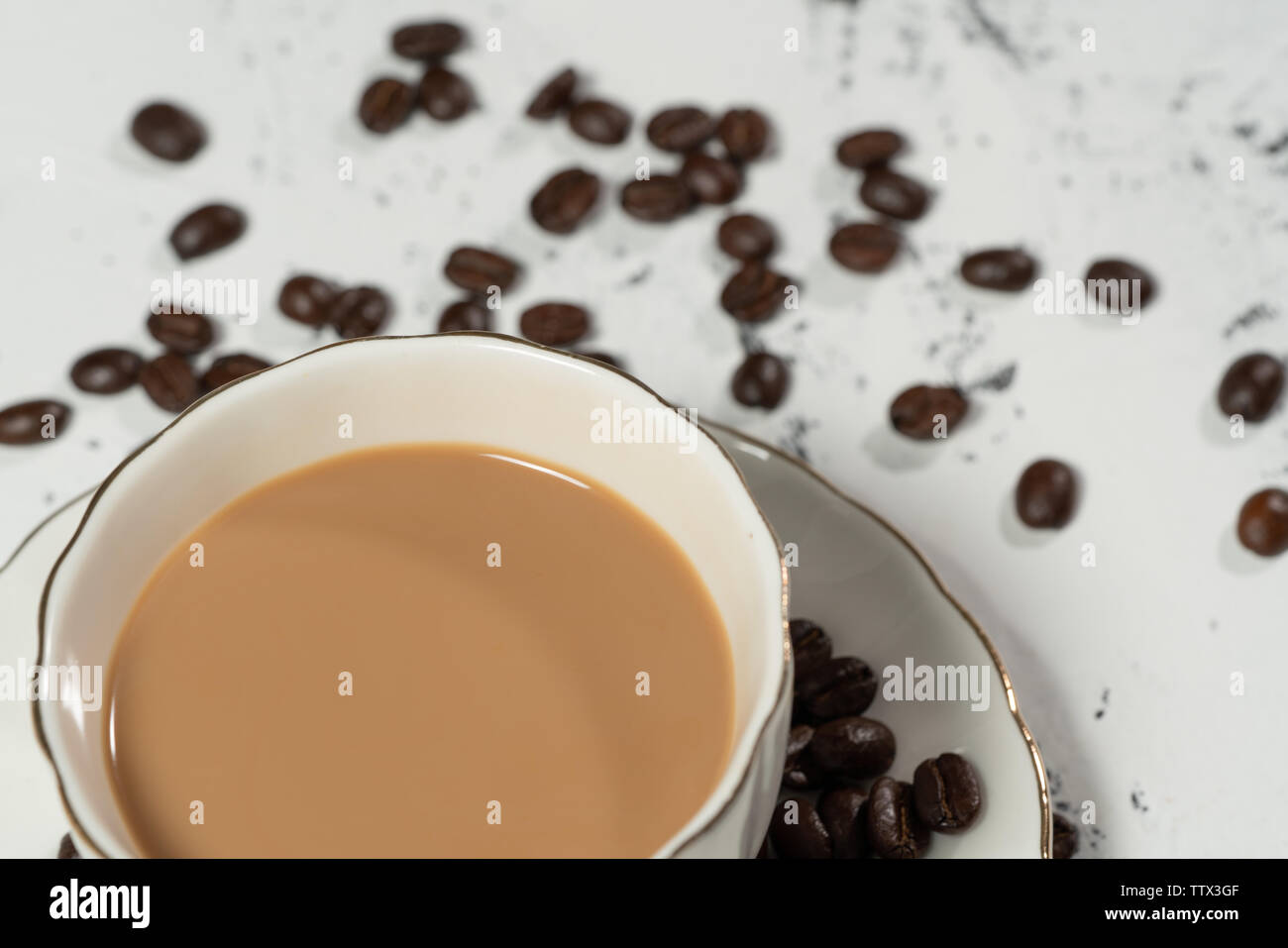 Le café et les grains de café sur fond blanc Banque D'Images