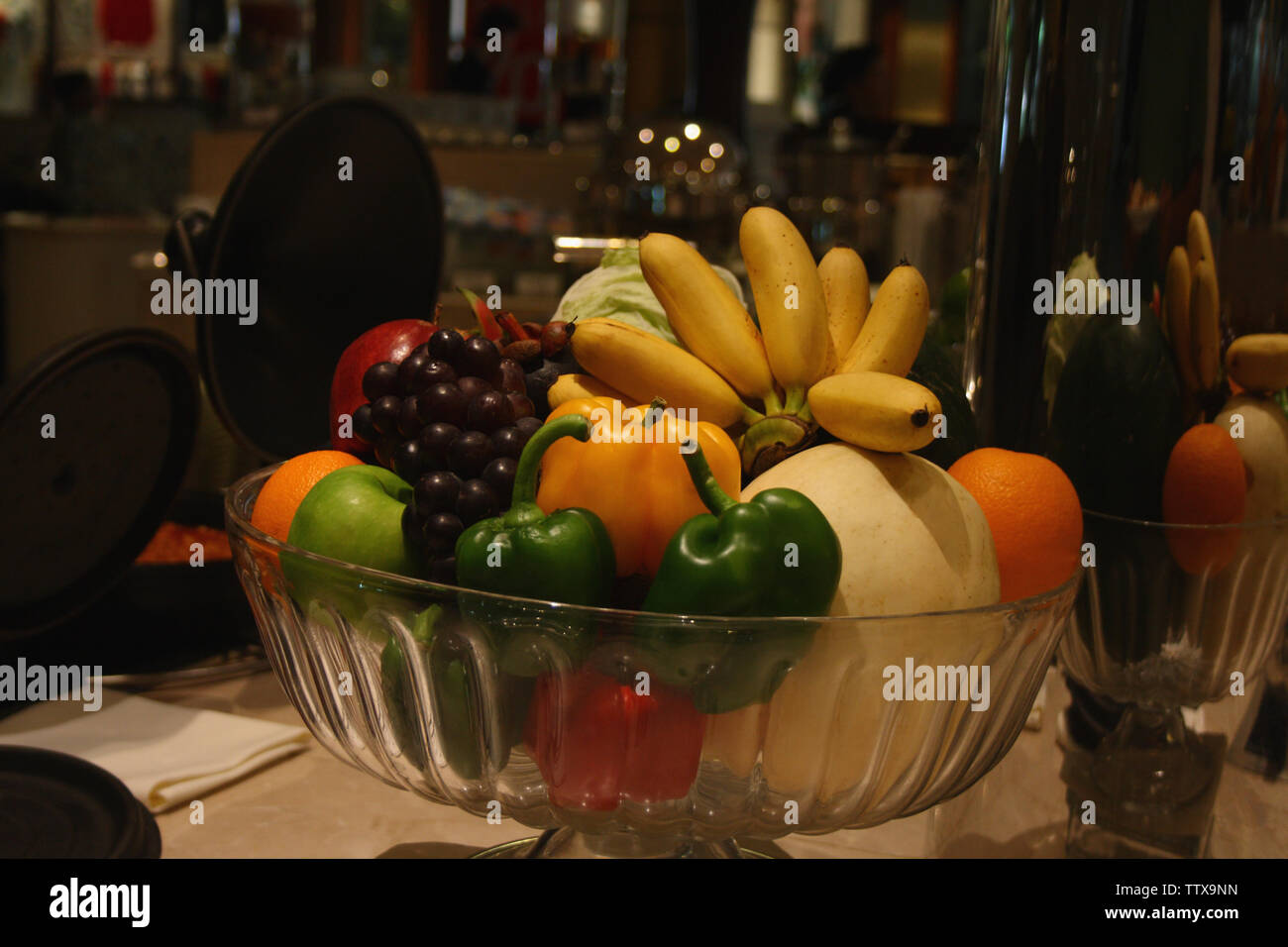 Bol de fruits sur une table, Bangkok, Thaïlande Banque D'Images