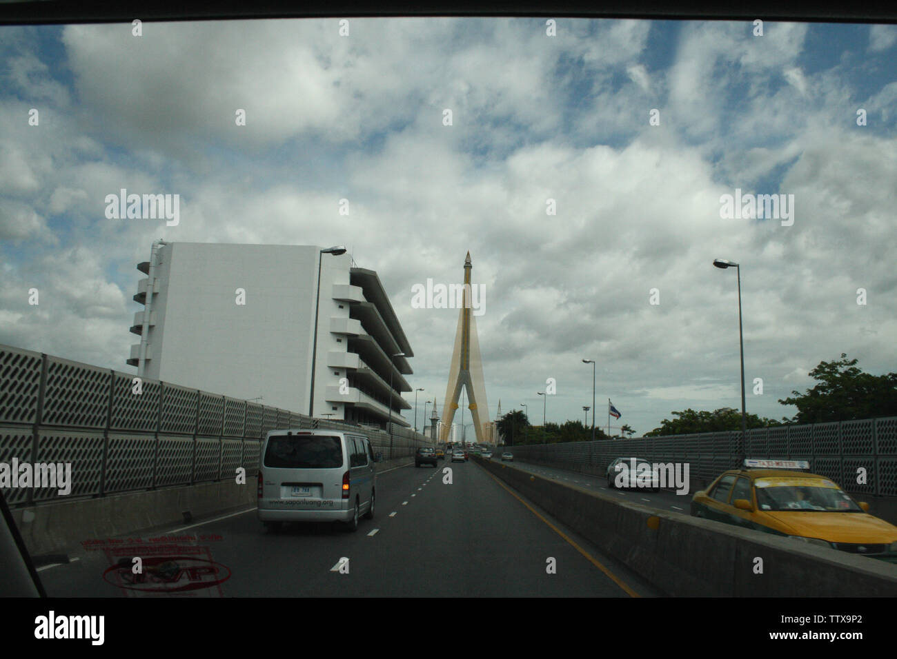 Voitures sur la route, Pont Rama VIII, Bangkok, Thaïlande Banque D'Images