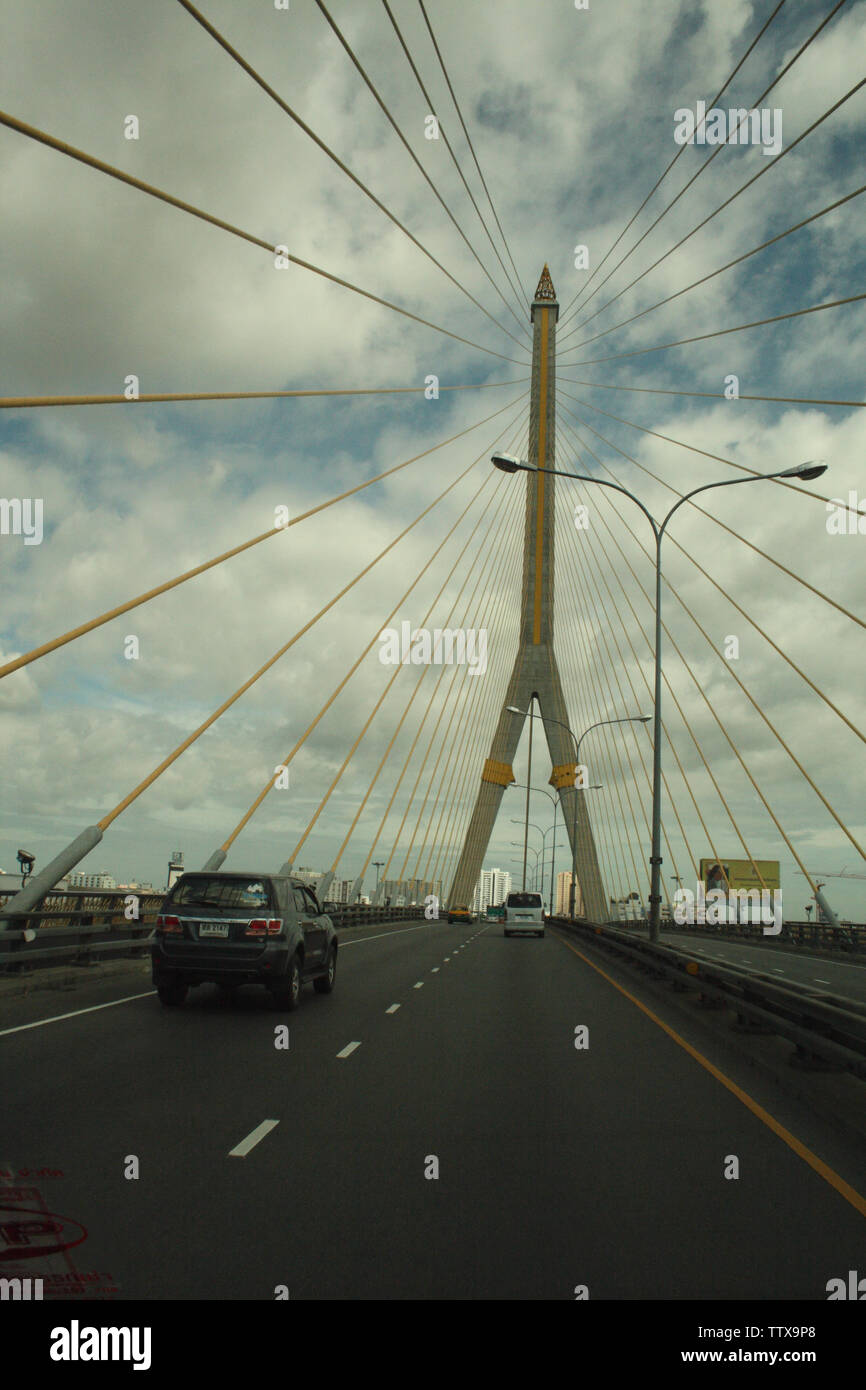 Voitures sur la route, Pont Rama VIII, Bangkok, Thaïlande Banque D'Images