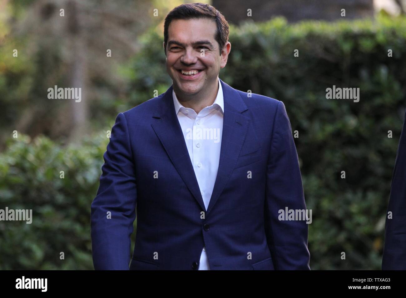 Le Premier ministre grec Alexis Tsipras, feuilles du palais présidentiel après sa rencontre avec le président grec Prokopis Pavlopoulos,. Tsipras, le président a visité la Grèce pour officiellement appel à la dissolution du parlement et des élections anticipées le 7 juillet, à la suite de sa lourde défaite aux élections européennes le mois dernier. Banque D'Images