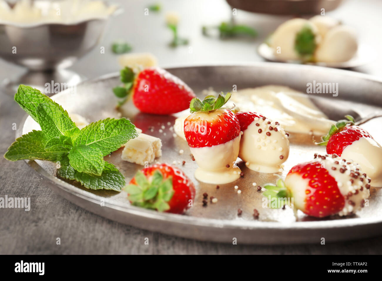 Délicieux avec des fraises au chocolat blanc sur silver tray Banque D'Images
